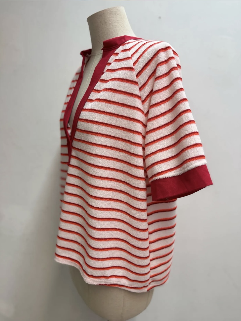 T-SHIRT RAYE ROUGE ET BLANC COL V 3