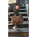 SAC CHOCOLAT ET BASKETS PORTES