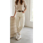 pantalon-mum-fit-ecru-ceinture-taupe-2