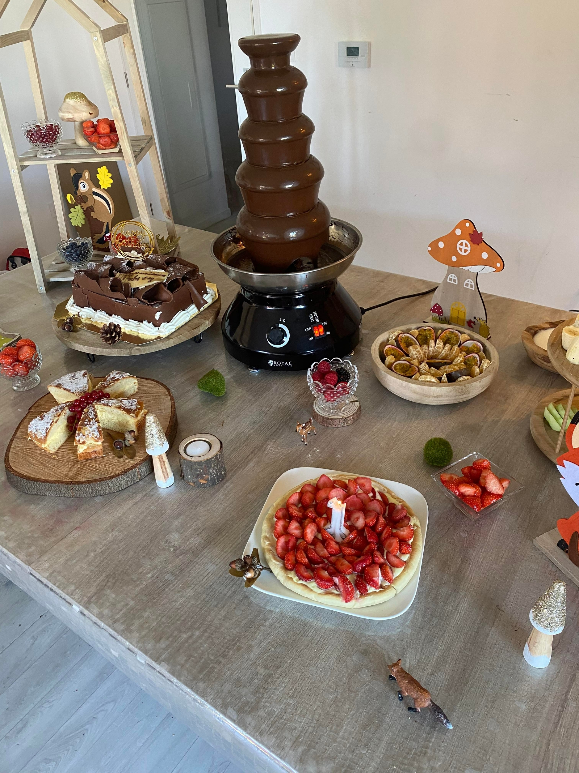 Fondue Avec Une Fontaine De Chocolat Et Des Bonbons Pour Elle