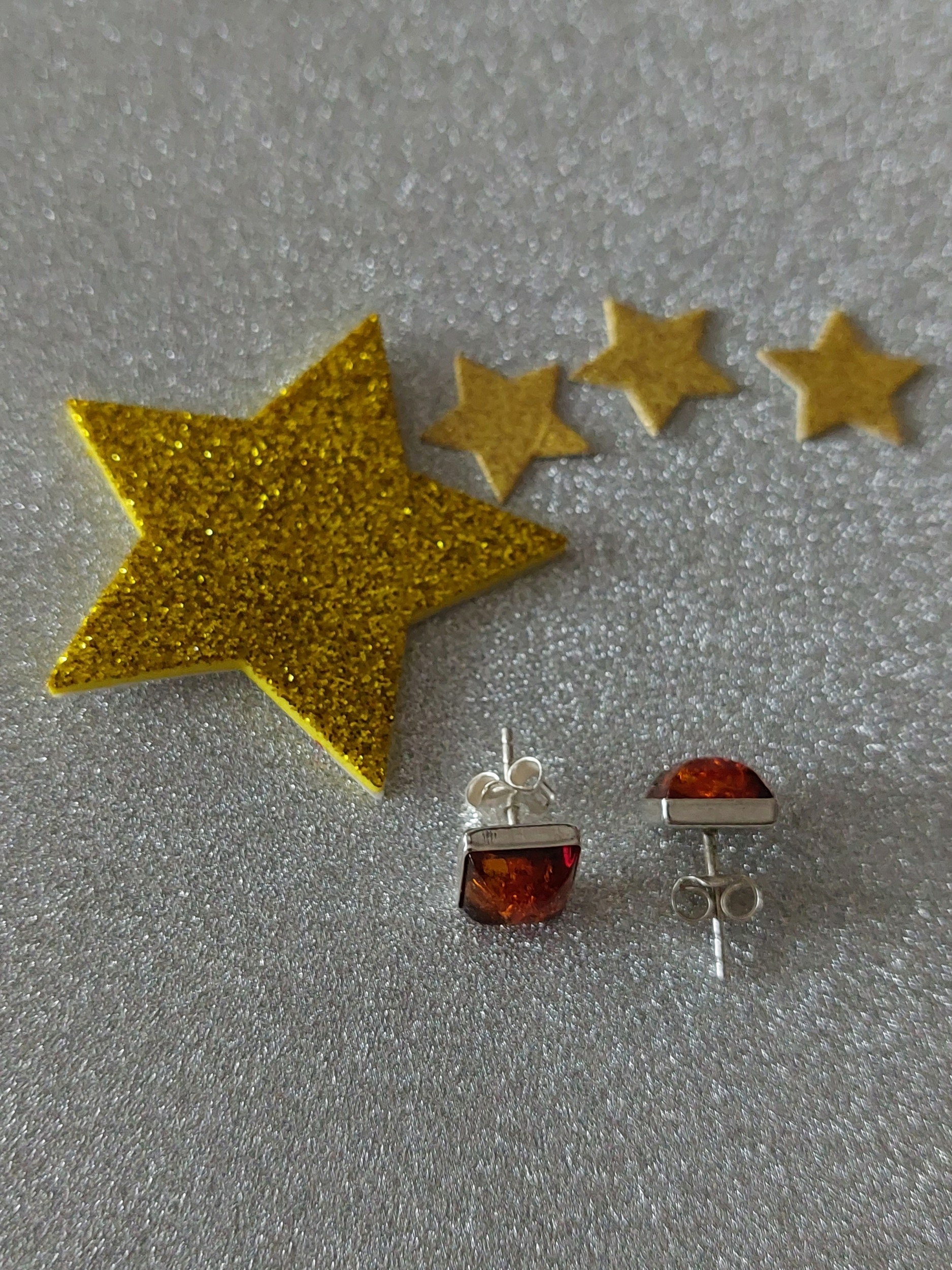 Boucles d\'oreilles puces forme carrée en ambre cognac véritable et argent 925°/°°.