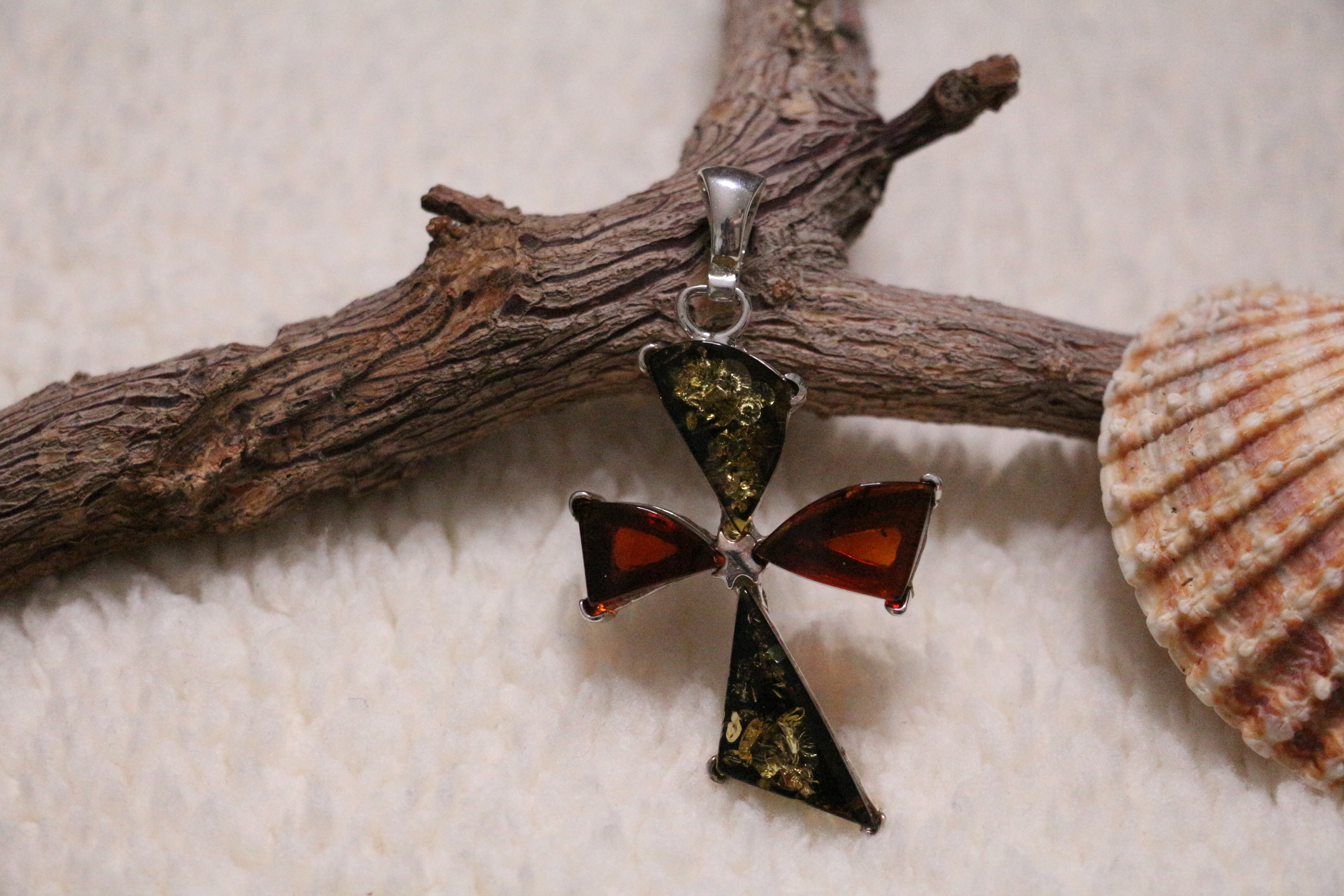 Original pendentif en forme de croix en ambre véritable de la Baltique et argent 925°/°°.