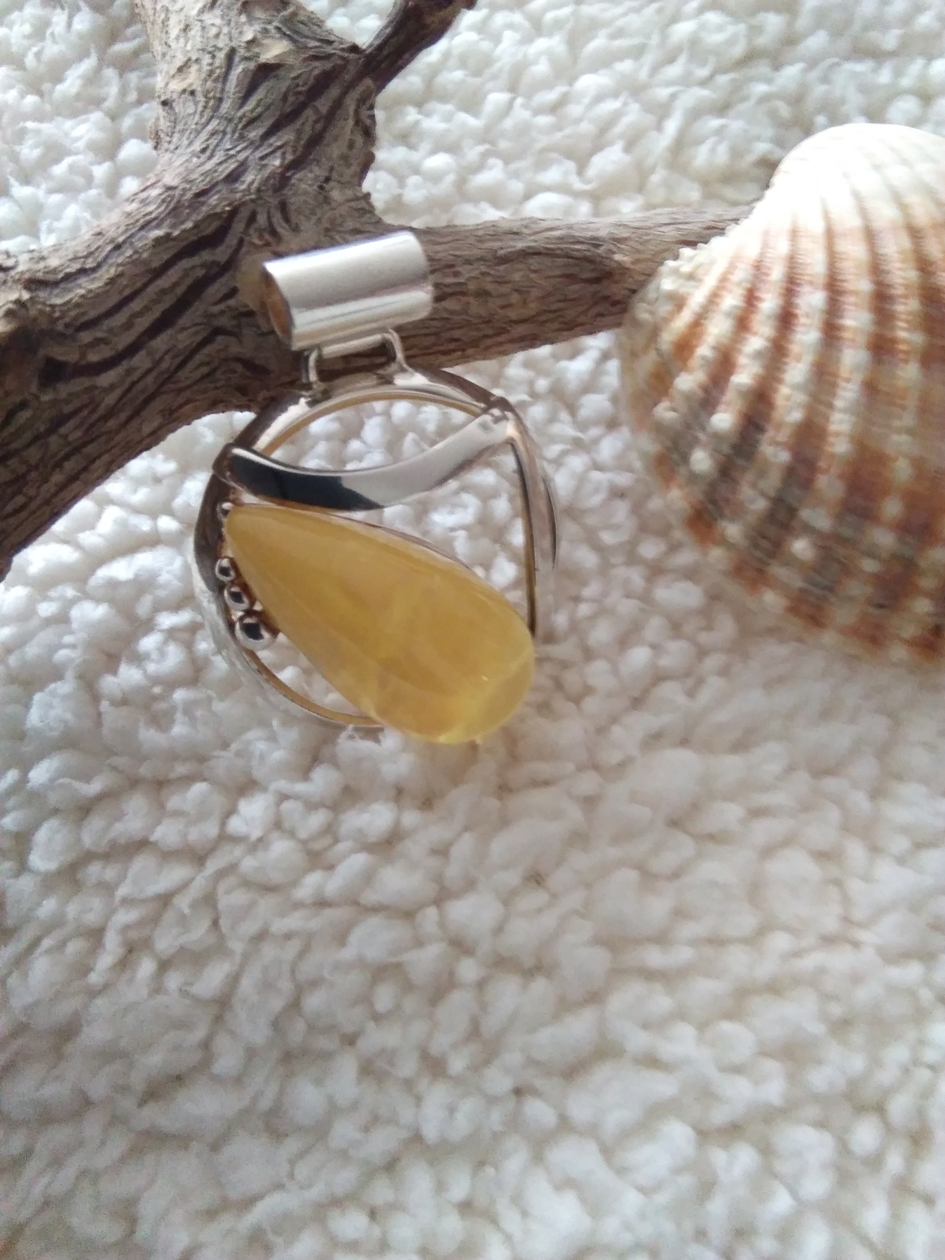 Pendentif en rare ambre jaune véritable de forme ovale et bombé et argent 925°/°°.