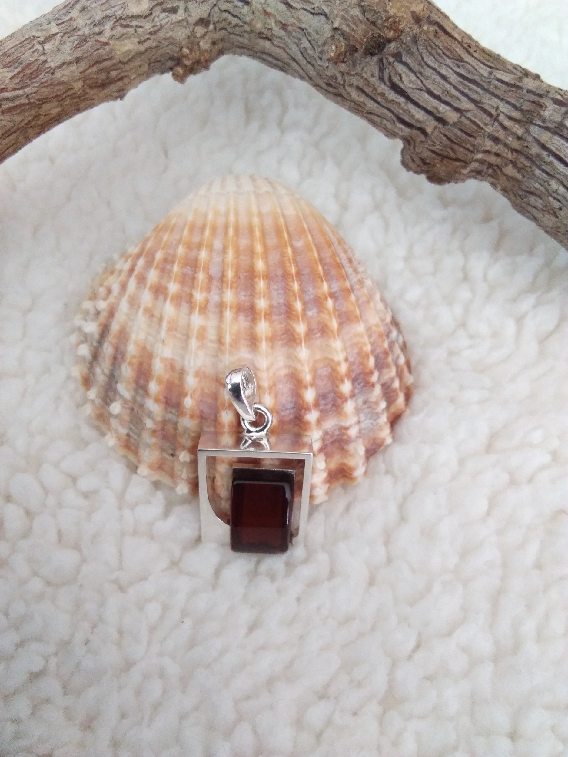 Pendentif petit rectangle en ambre cerise véritable et argent 925°/°°