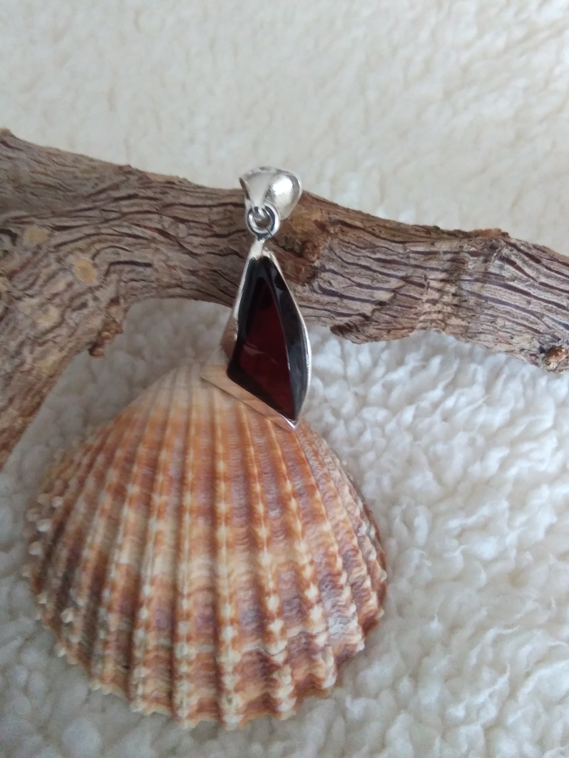 Pendentif petit triangle en ambre cerise véritable et argent 925°/°°
