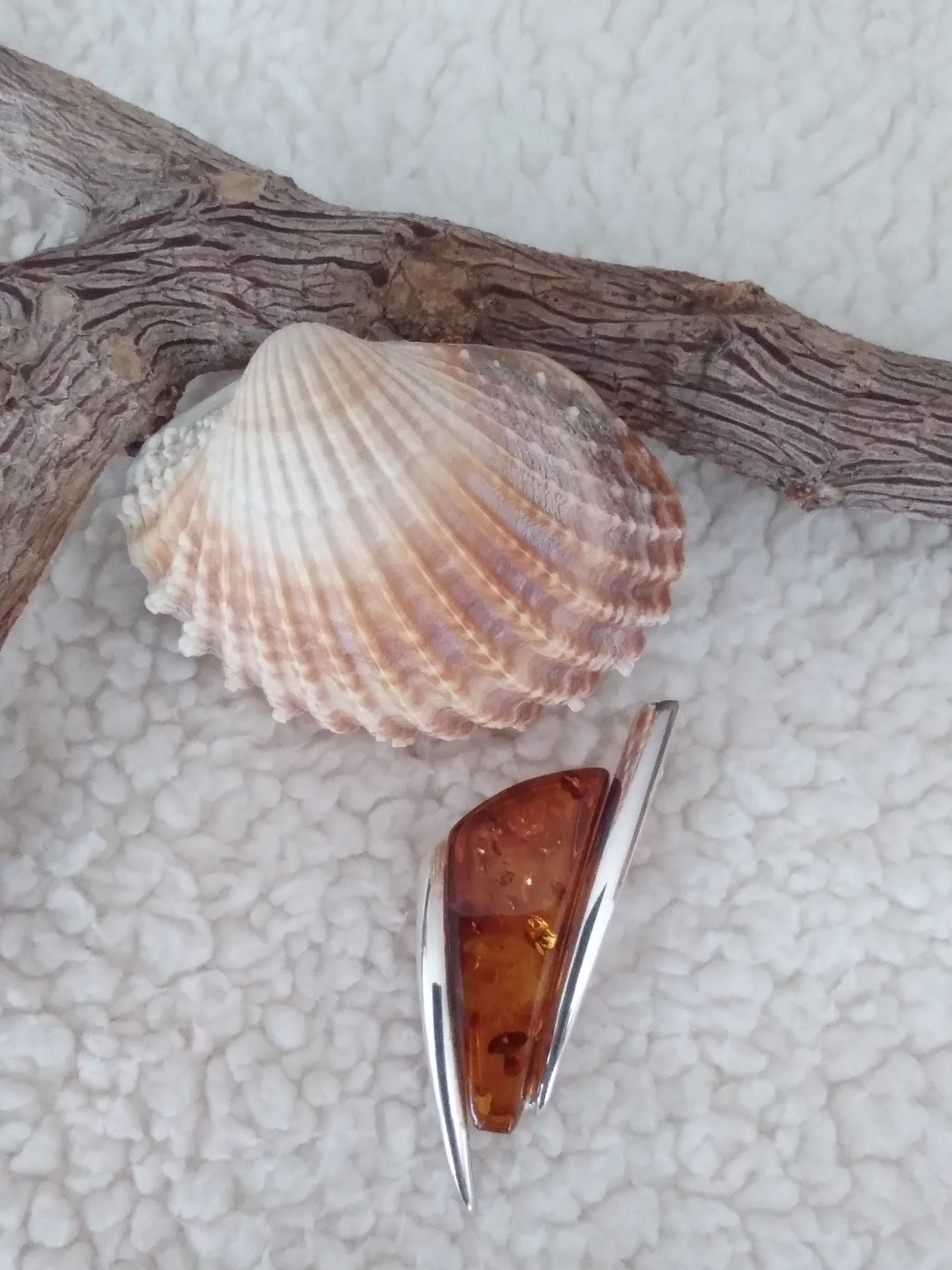 Pendentif triangle en ambre cognac véritable et argent 925°/°°