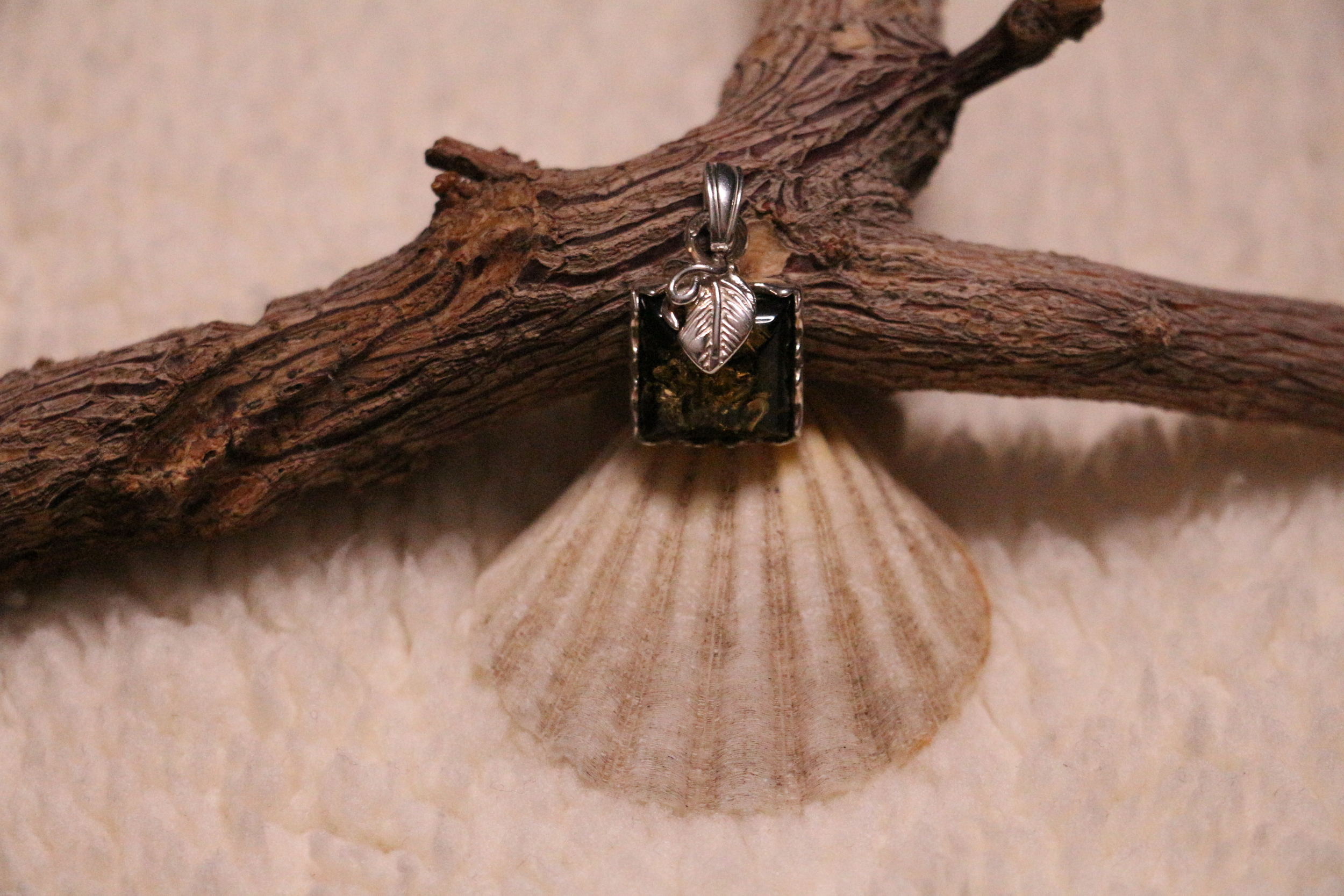 Pendentif carré en ambre vert véritable et décoration feuille argent 925°/°°