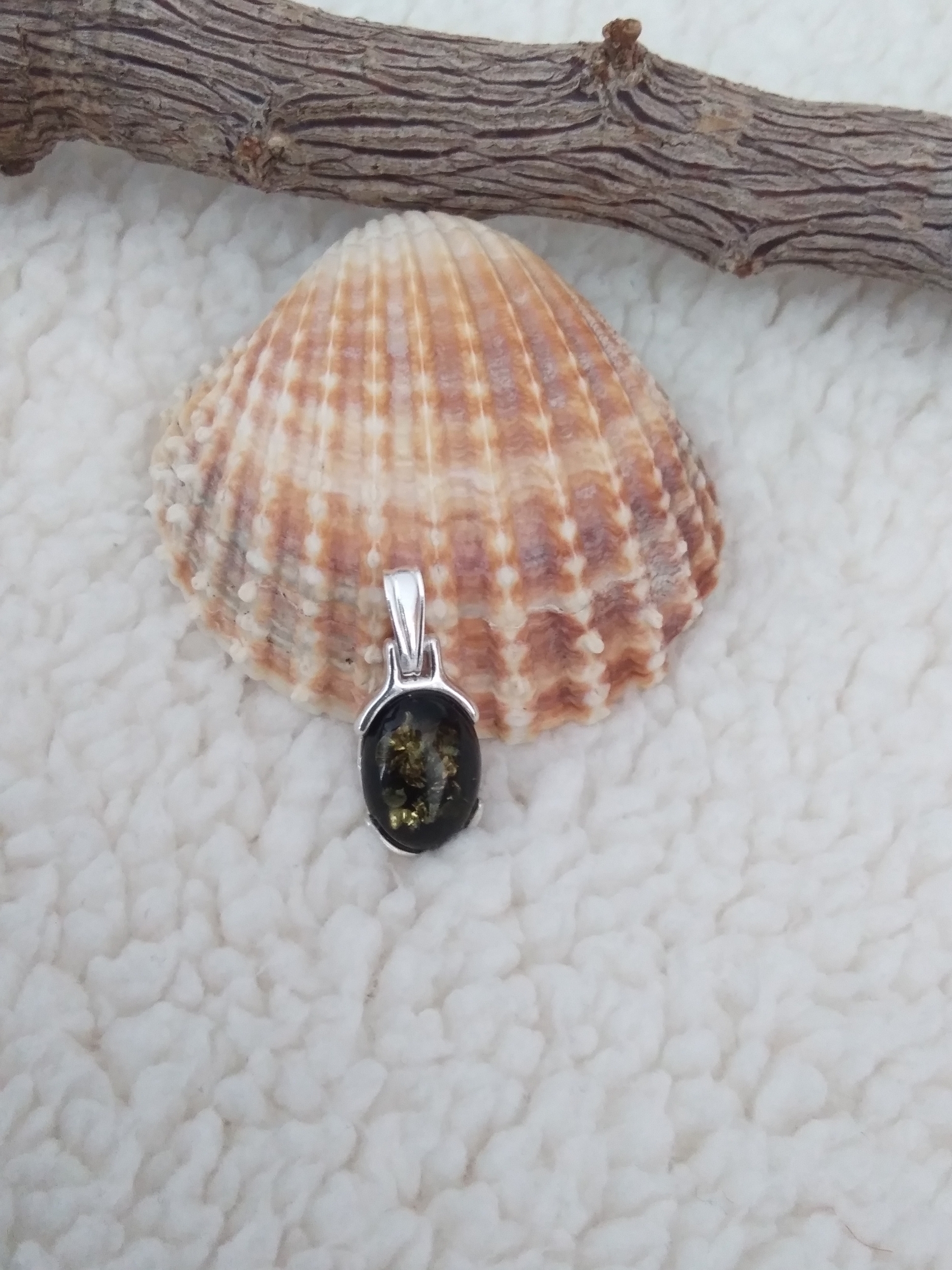 Pendentif petit ovale en ambre vert véritable et argent 925°/°°