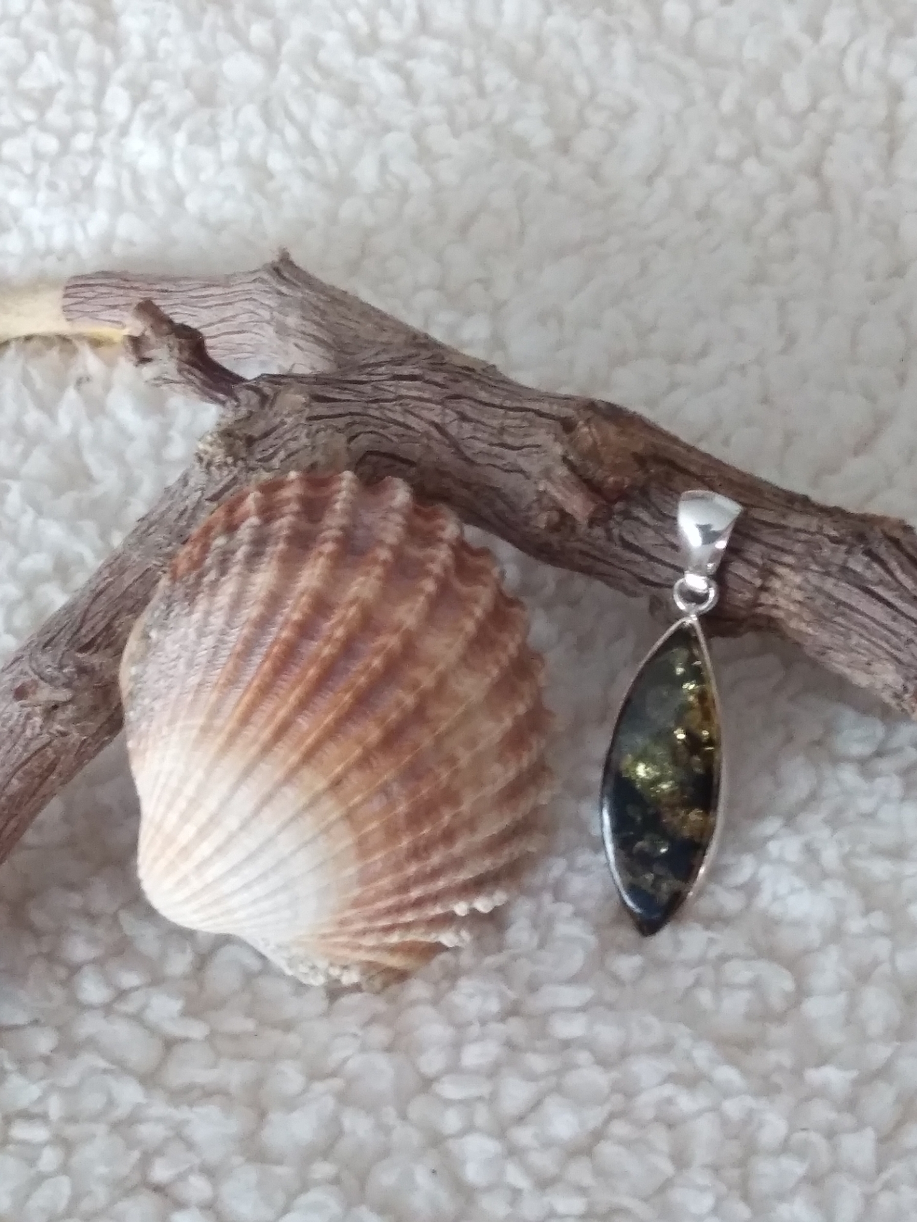 Pendentif ovale allongé goutte en ambre vert véritable et argent 925°/°°