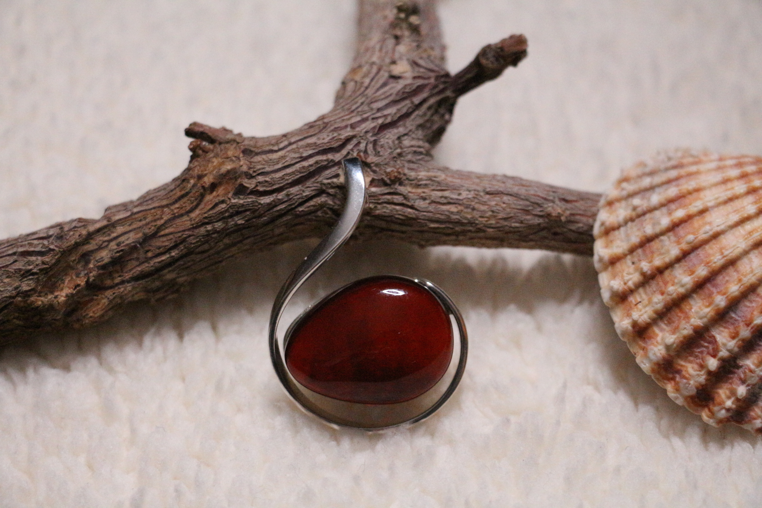 Magnifique et original pendentif en forme de note de musique en très rare ambre de couleur cerise véritable et argent 925°/°°.