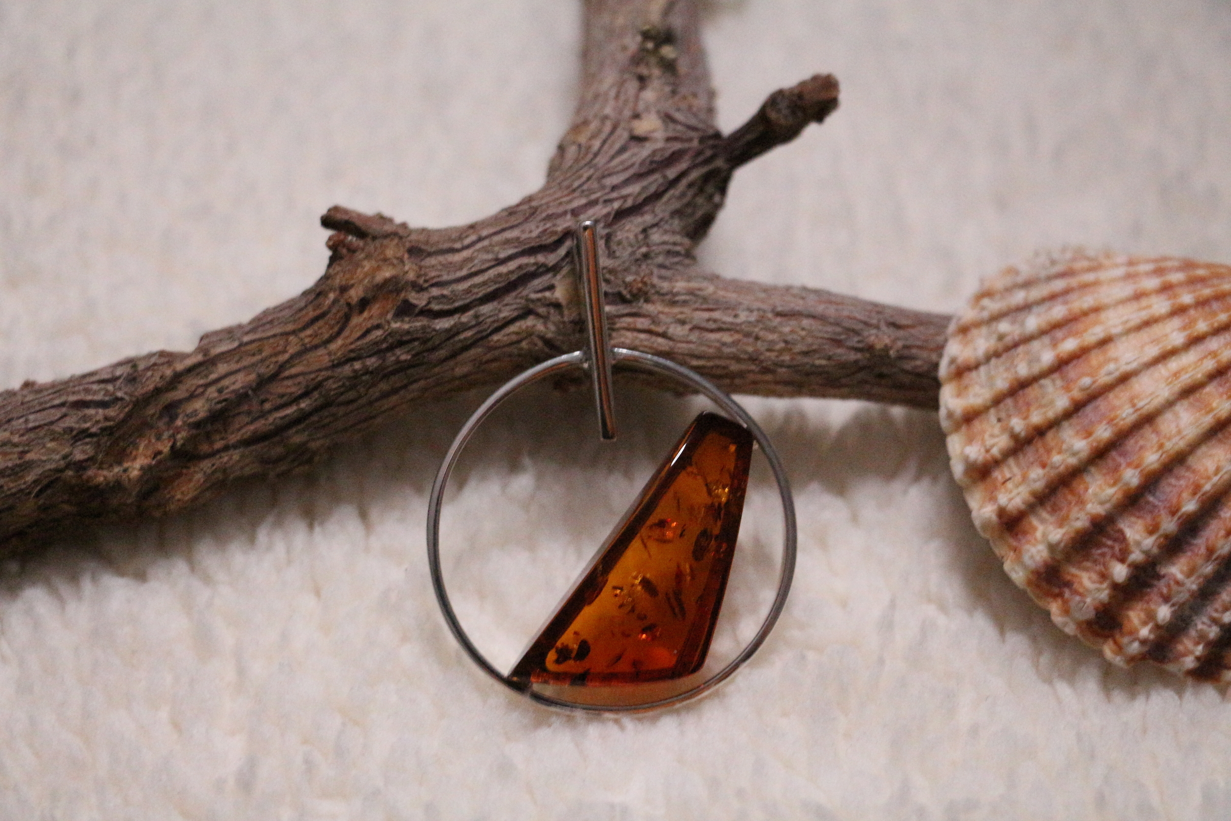 Pendentif triangle en ambre cognac véritable dans un cercle en argent 925°/°°