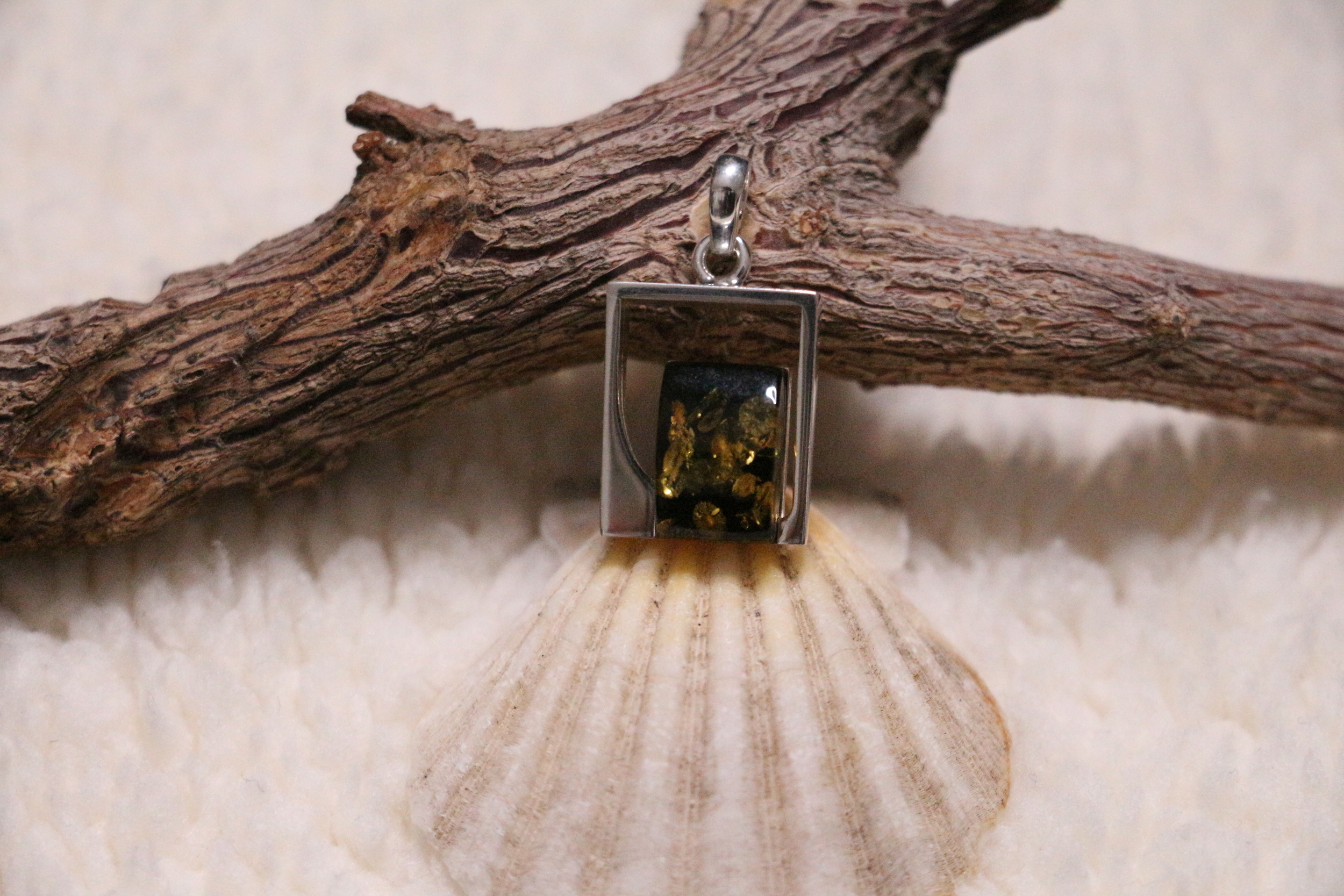 Pendentif petit carré en ambre vert véritable dans un rectangle en argent 925°/°°