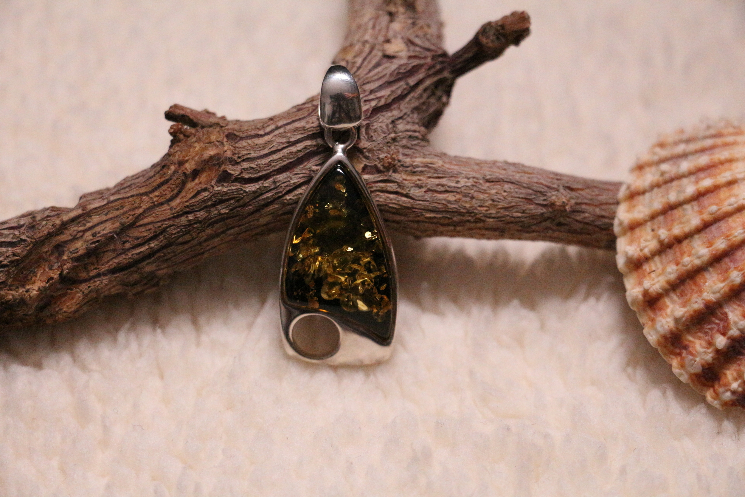 Pendentif triangle en ambre vert véritable décoration trou rond en argent 925°/°°