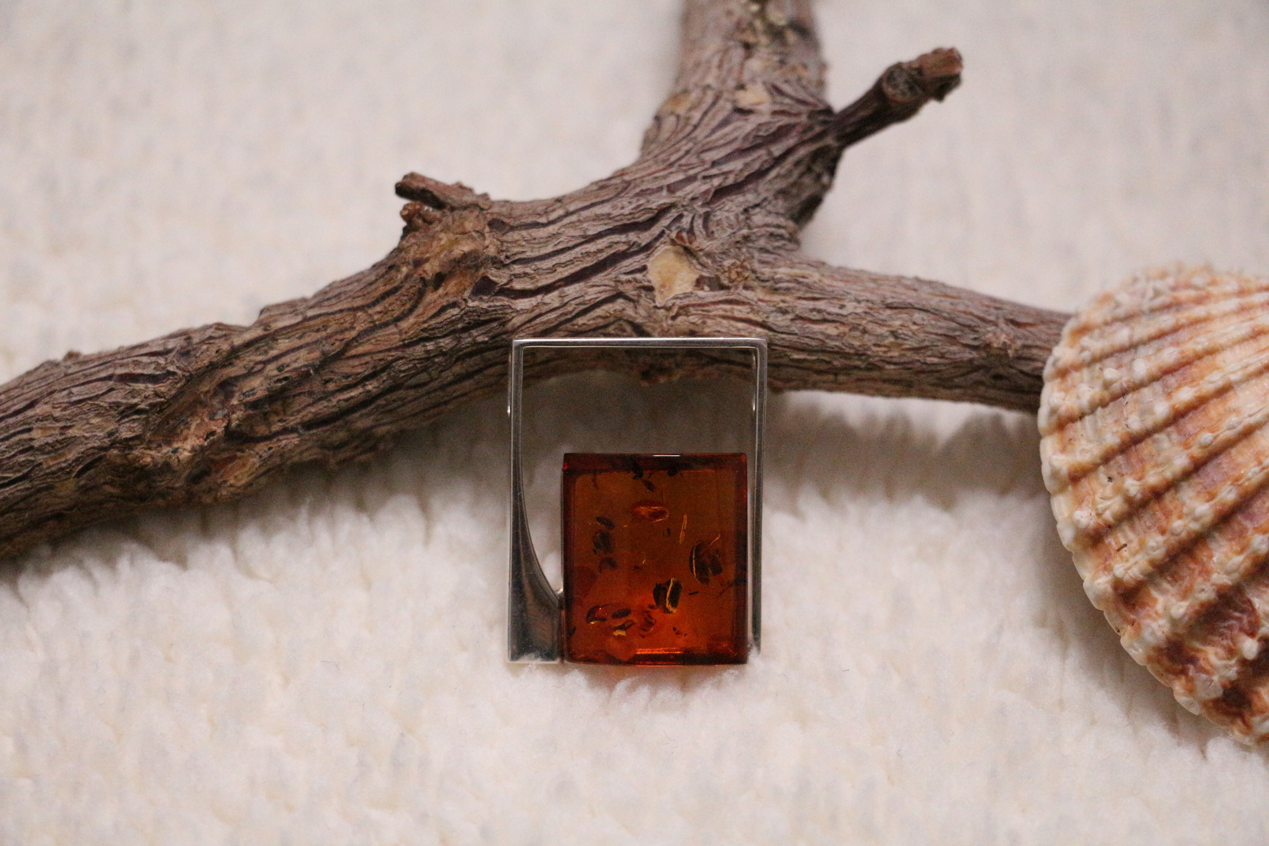 Pendentif rectangle en ambre cognac véritable dans rectangle en argent 925°/°°.