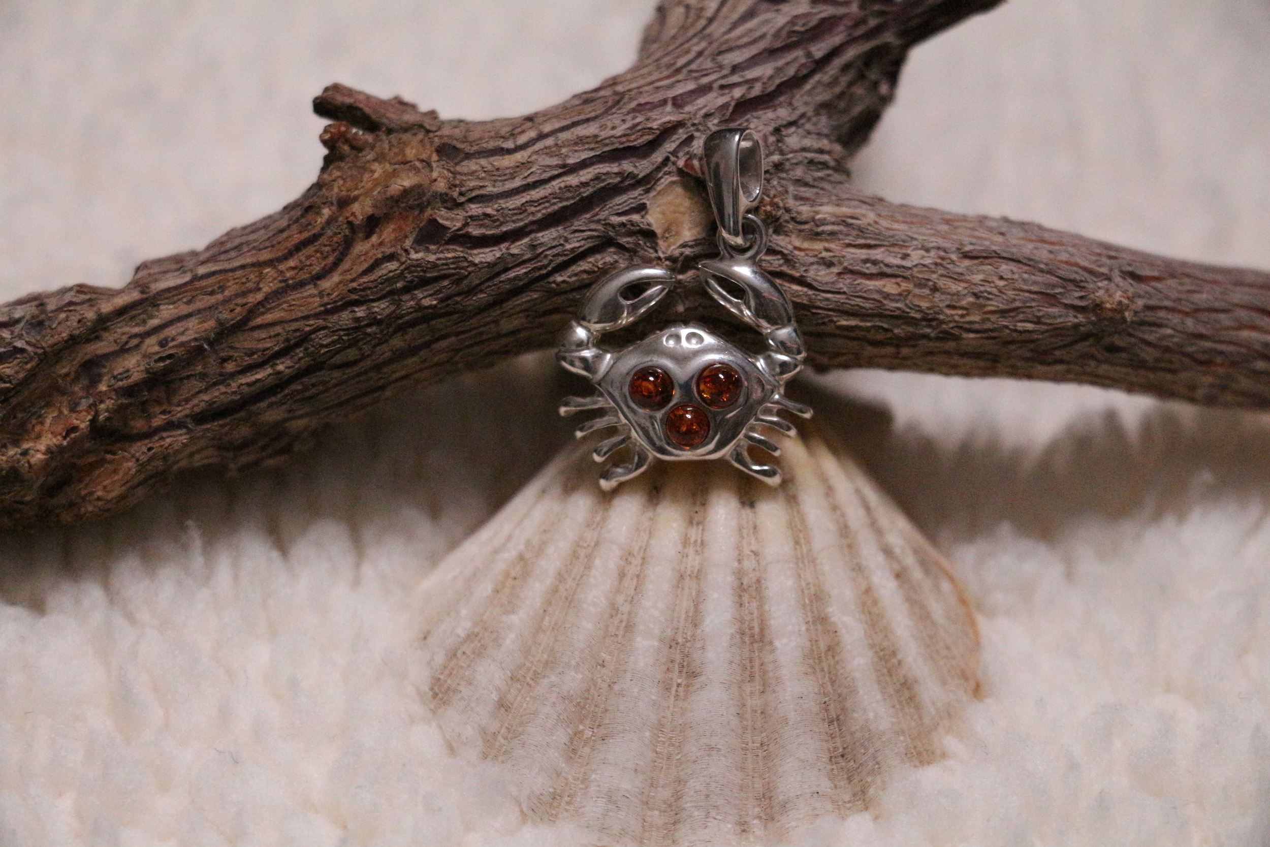Pendentif signe zodiacal du cancer ambre cognac véritable argent 925°/°°.
