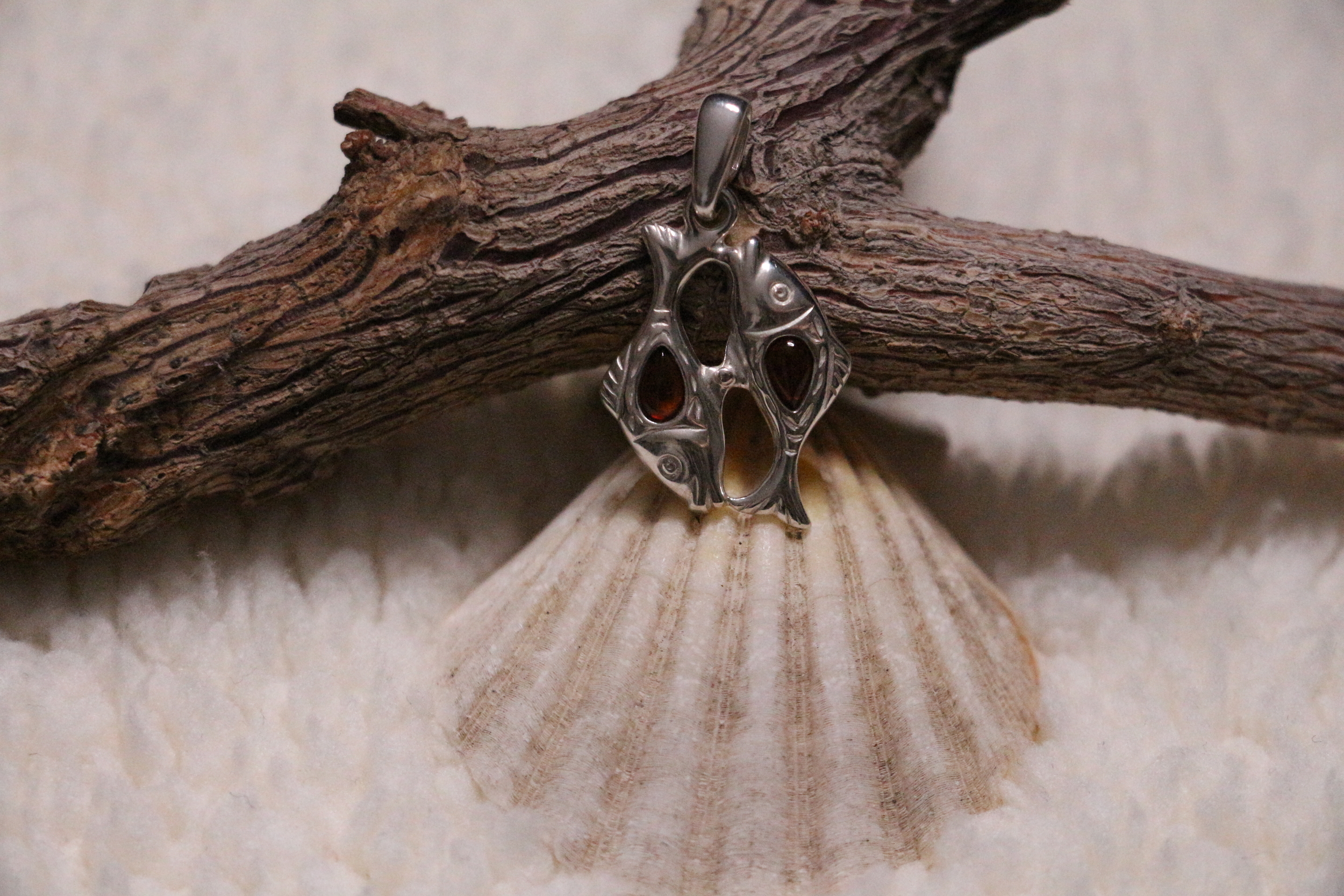 Pendentif signe zodiacal des poissons ambre cognac véritable argent 925°/°°.