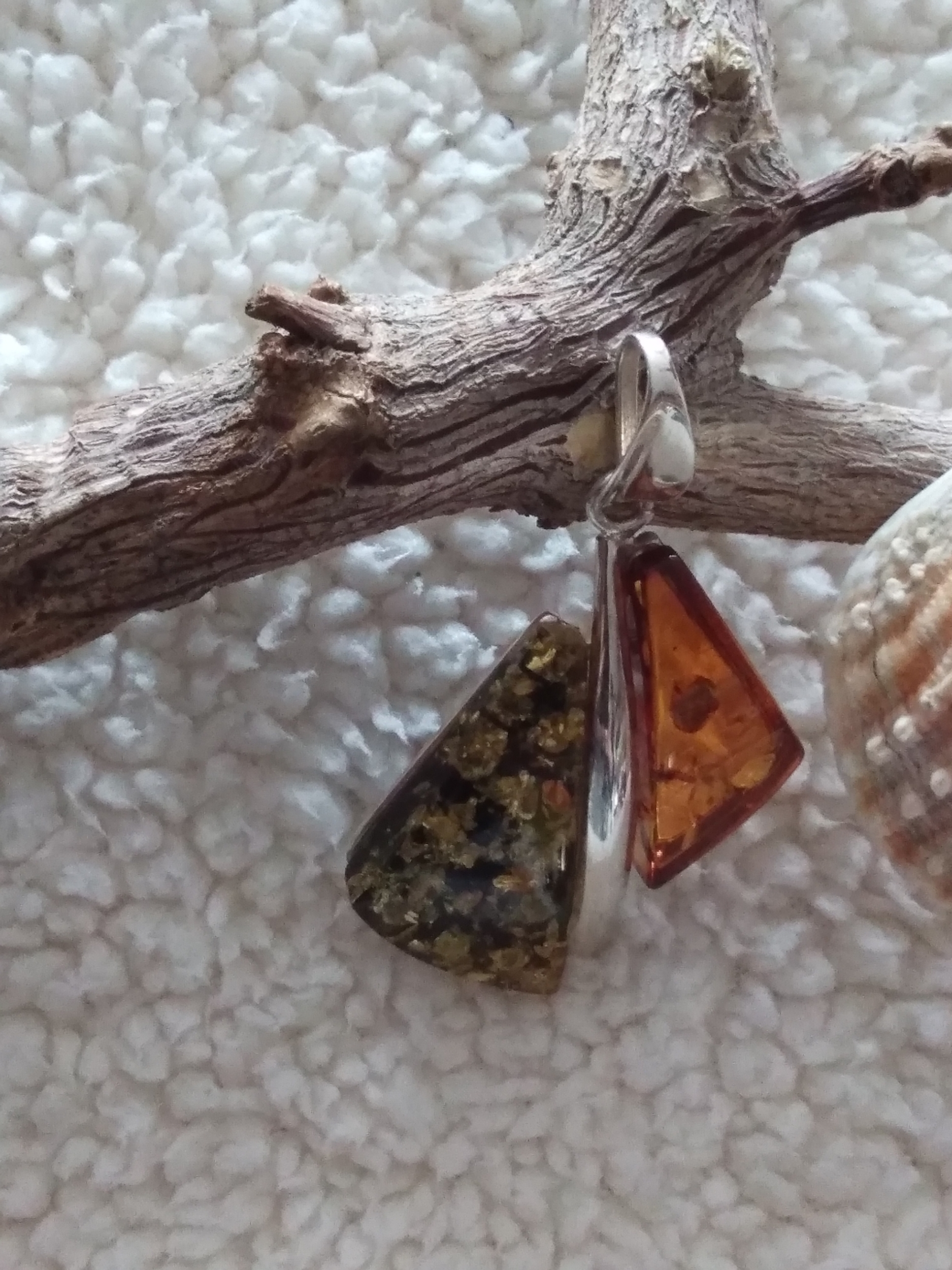 Pendentif 2 ambres véritables et argent 925°/°°.