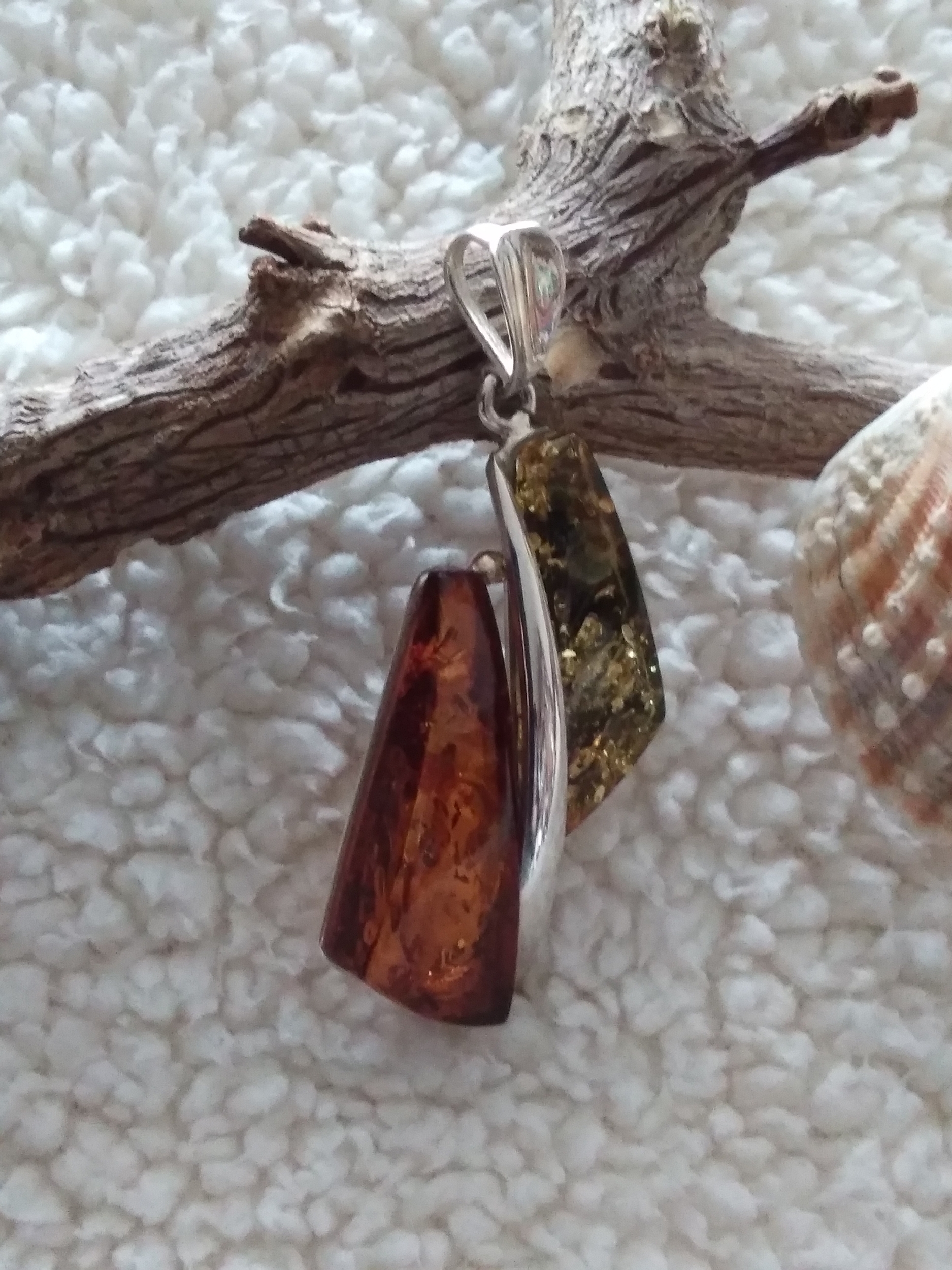 Superbe et volumineux pendentif 2 ambres véritables et argent 925°/°°.