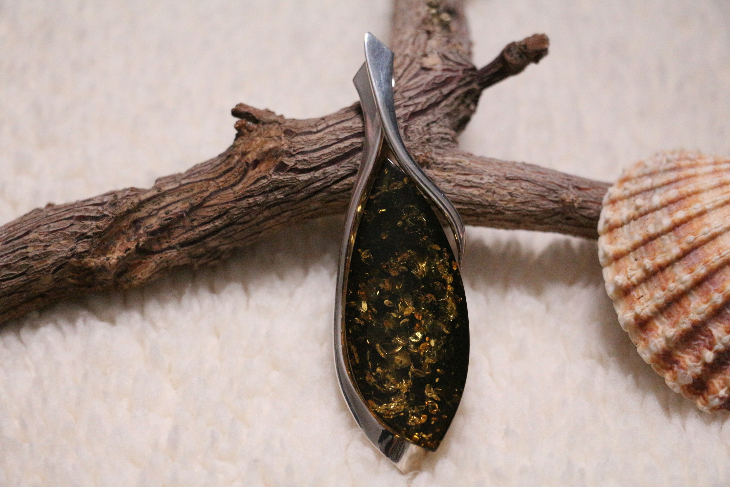 Pendentif forme navette allongée en ambre vert véritable et argent 925°/°°.
