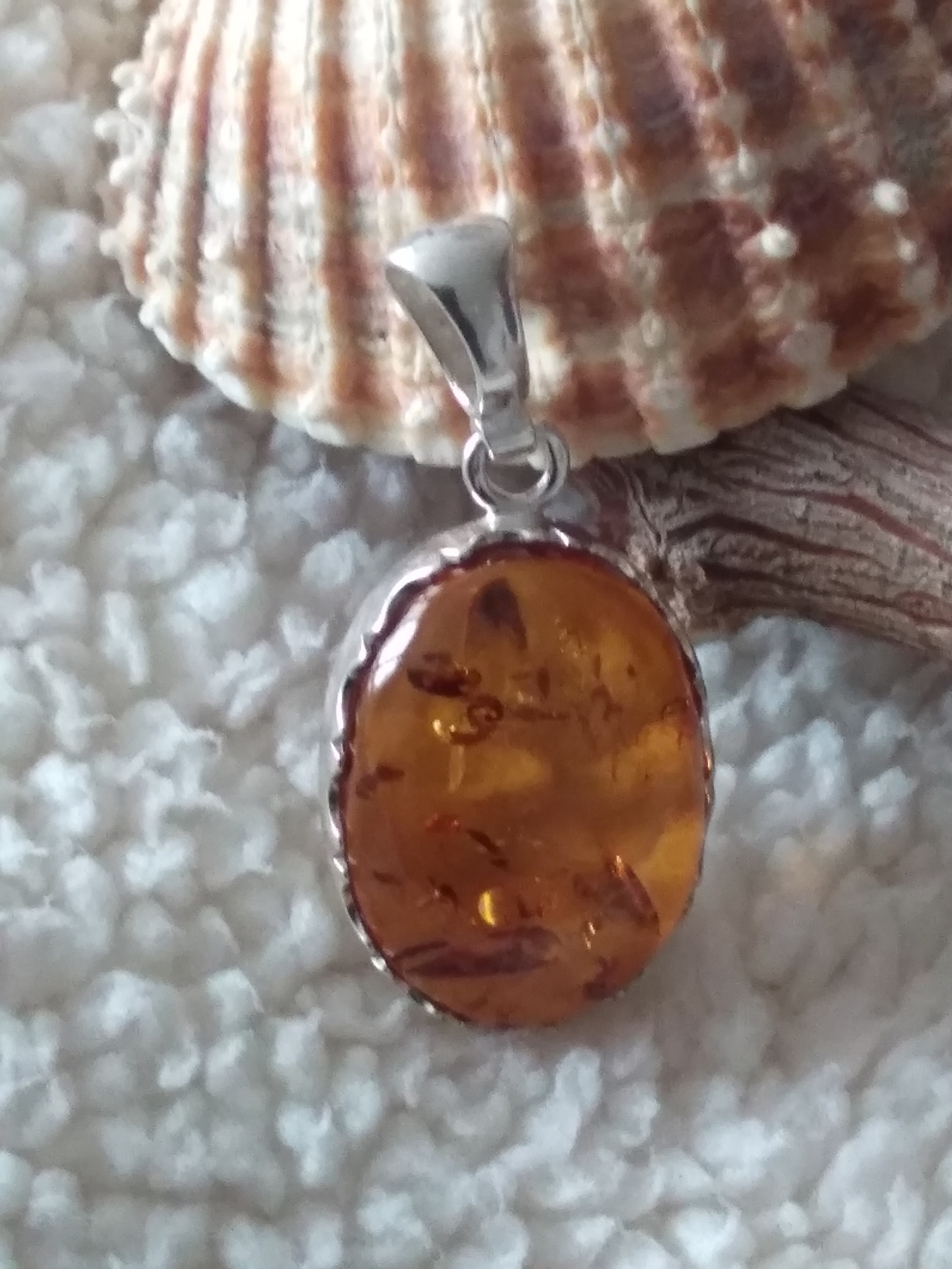 Pendentif ovale en ambre cognac véritable et argent 925°/°°.