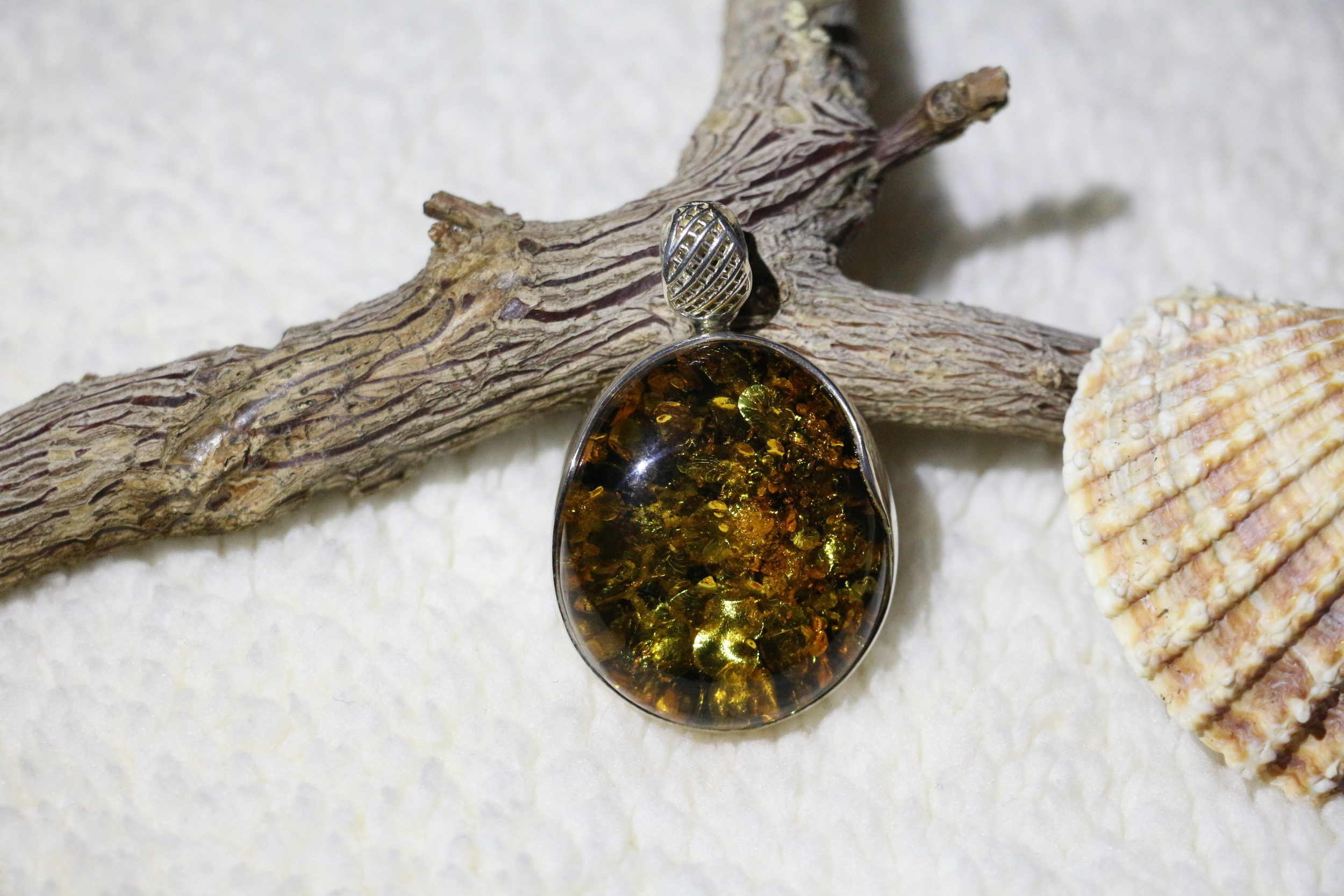 Pendentif ovale en ambre tricolore citron/cognac/vert véritable bélière ajourée et argent 925°/°°.