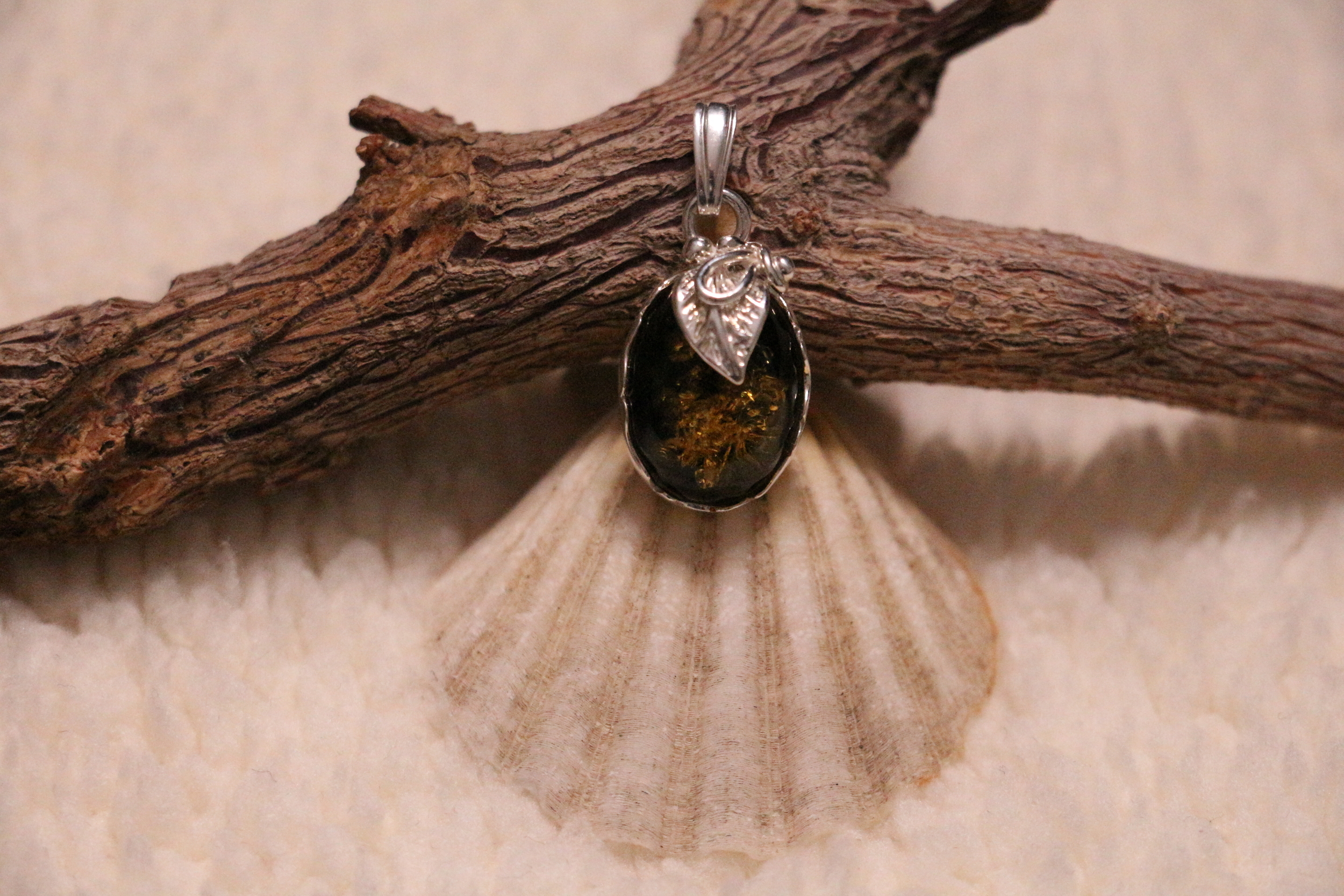 Pendentif ovale en ambre vert véritable décoration feuille argent 925°/°°.