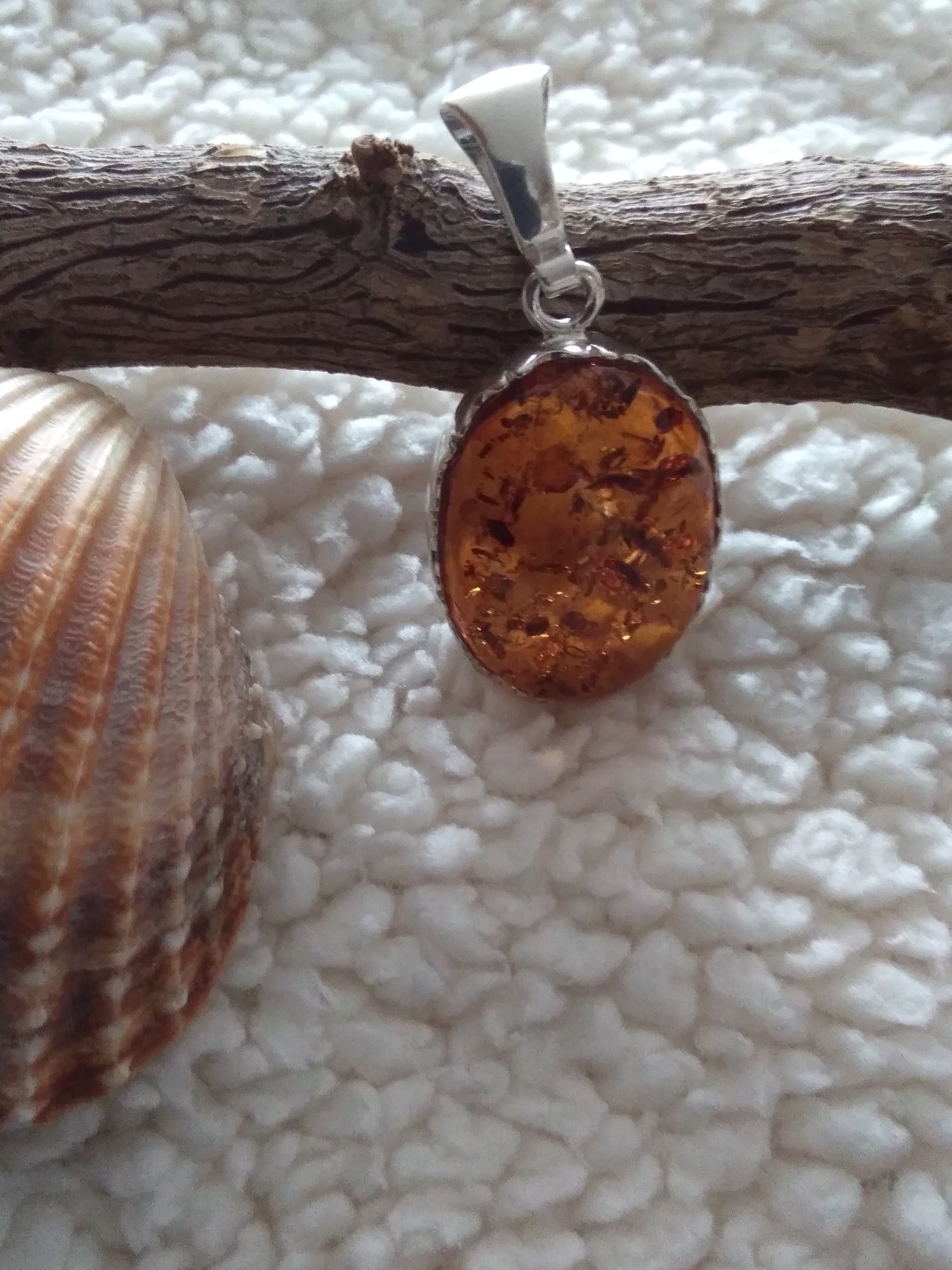 Pendentif ovale en ambre cognac véritable et argent 925°/°°.