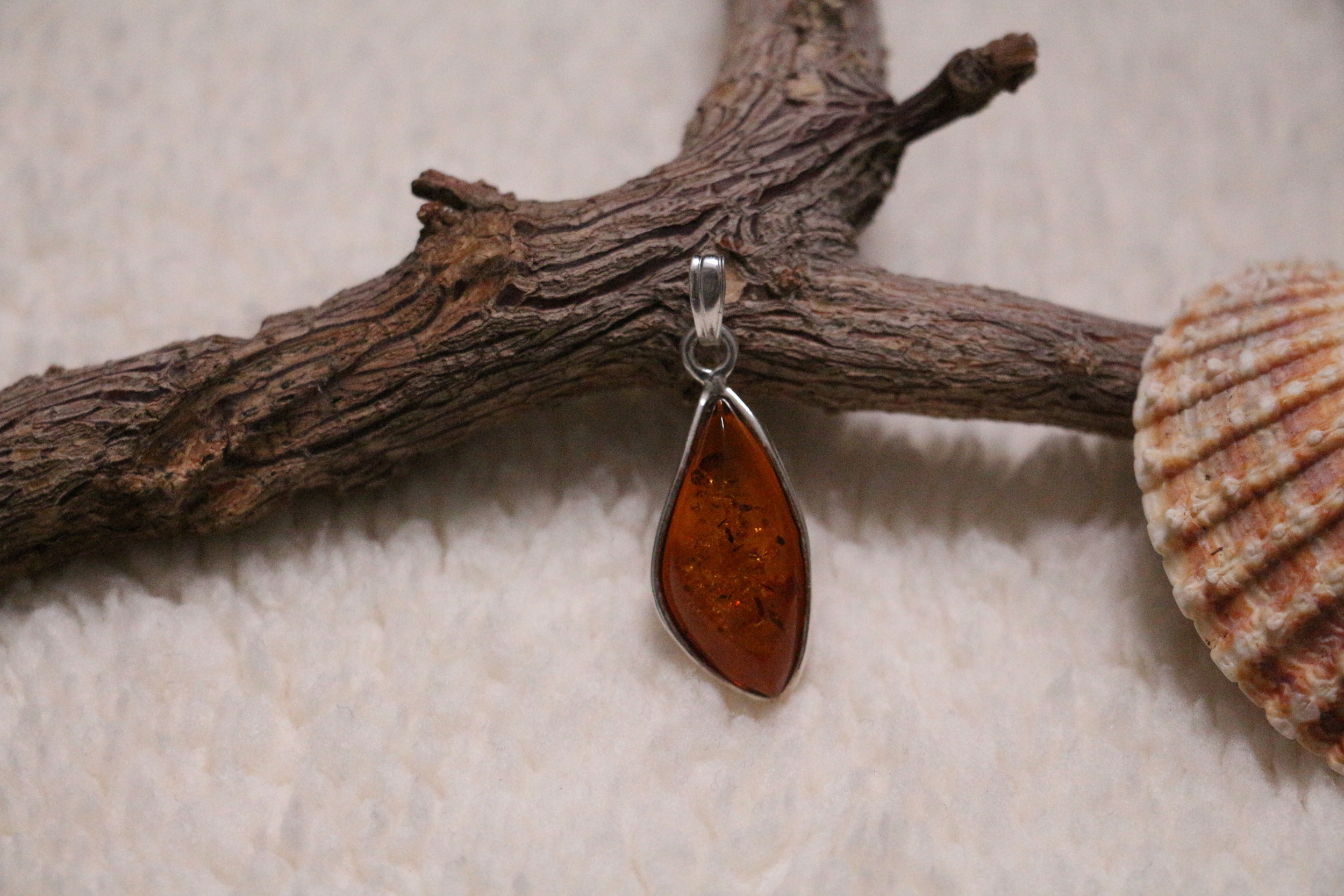 Pendentif ovale goutte en ambre cognac véritable et argent 925°/°°.