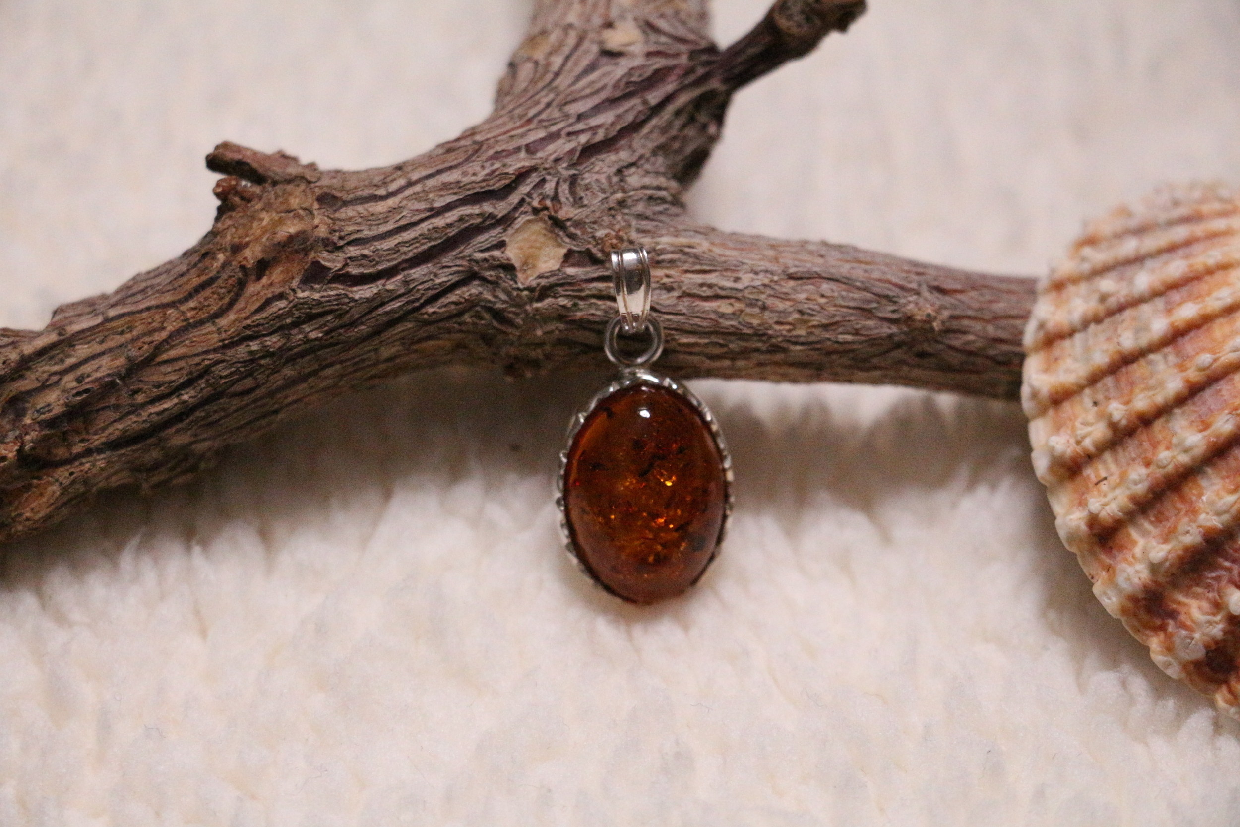 Pendentif ovale en ambre cognac véritable et argent 925°/°°.