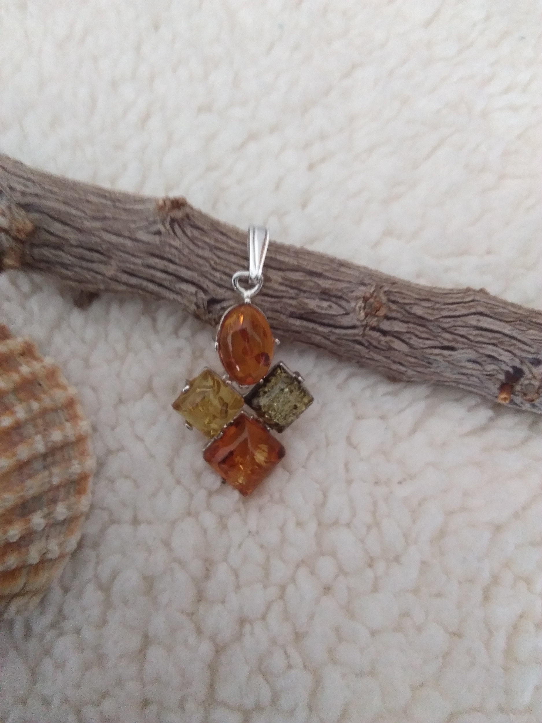 Pendentif losange 2 en ambre cognac ovale et carré 1 en ambre citron carré 1 en ambre vert carré véritables argent 925°/°°.