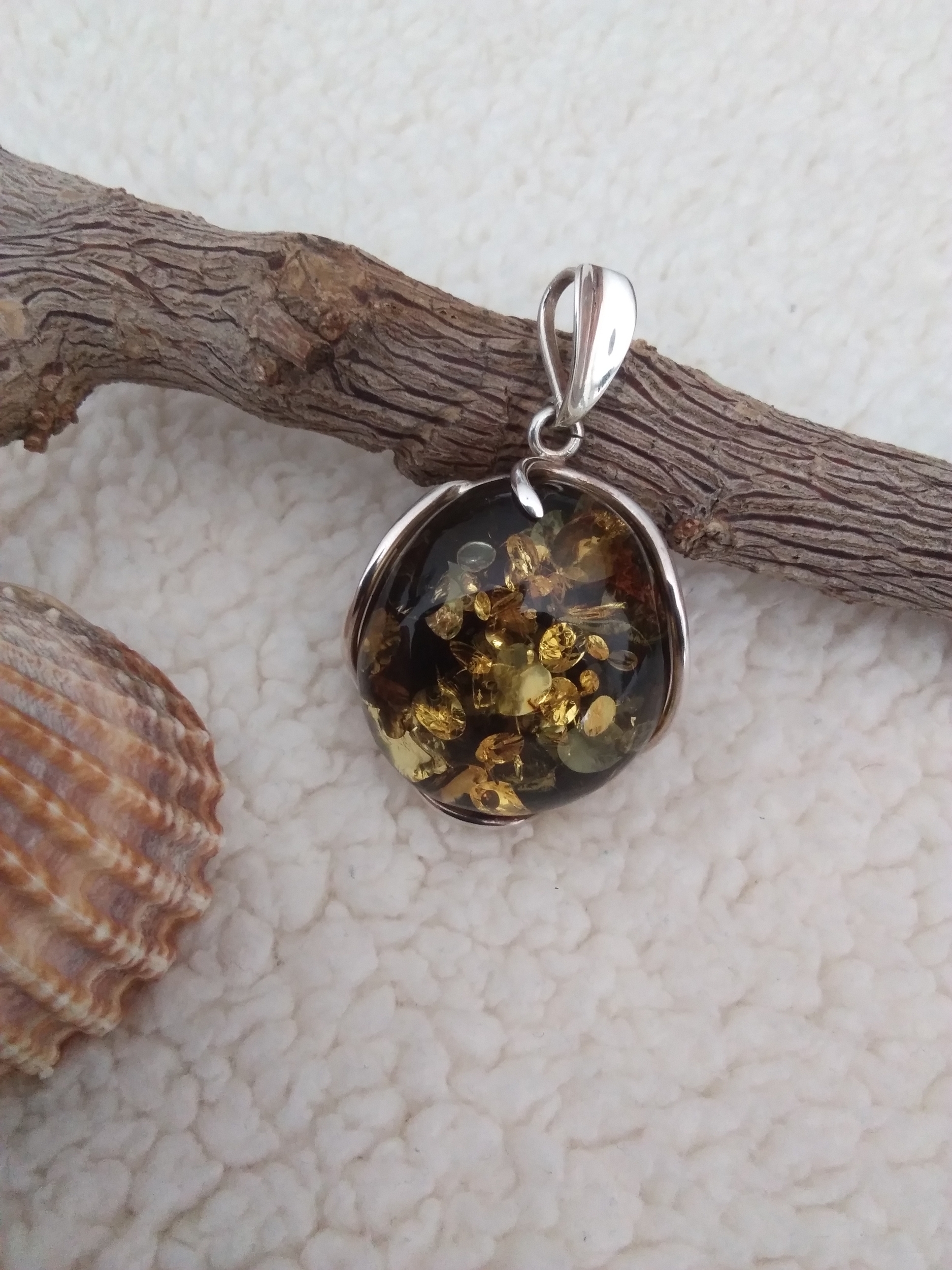 Pendentif ovale bombé en ambre vert véritable et argent 925°/°°.