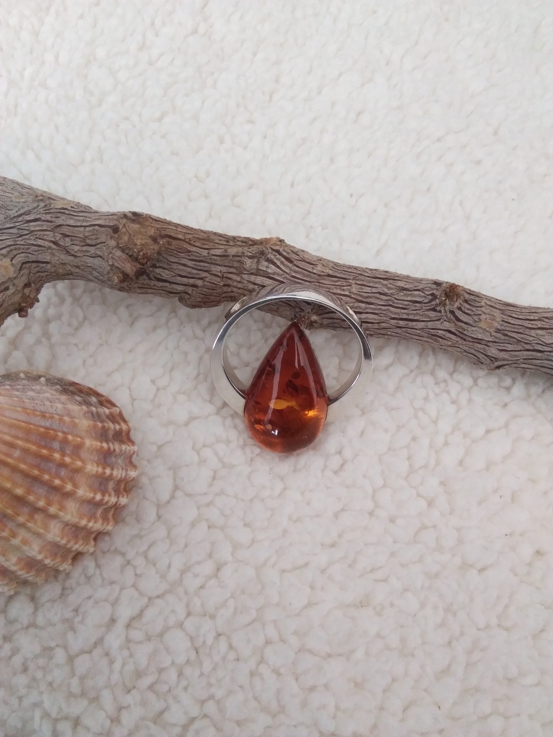 Pendentif en forme de poire en ambre cognac véritable dans un rond en argent 925°/°°.