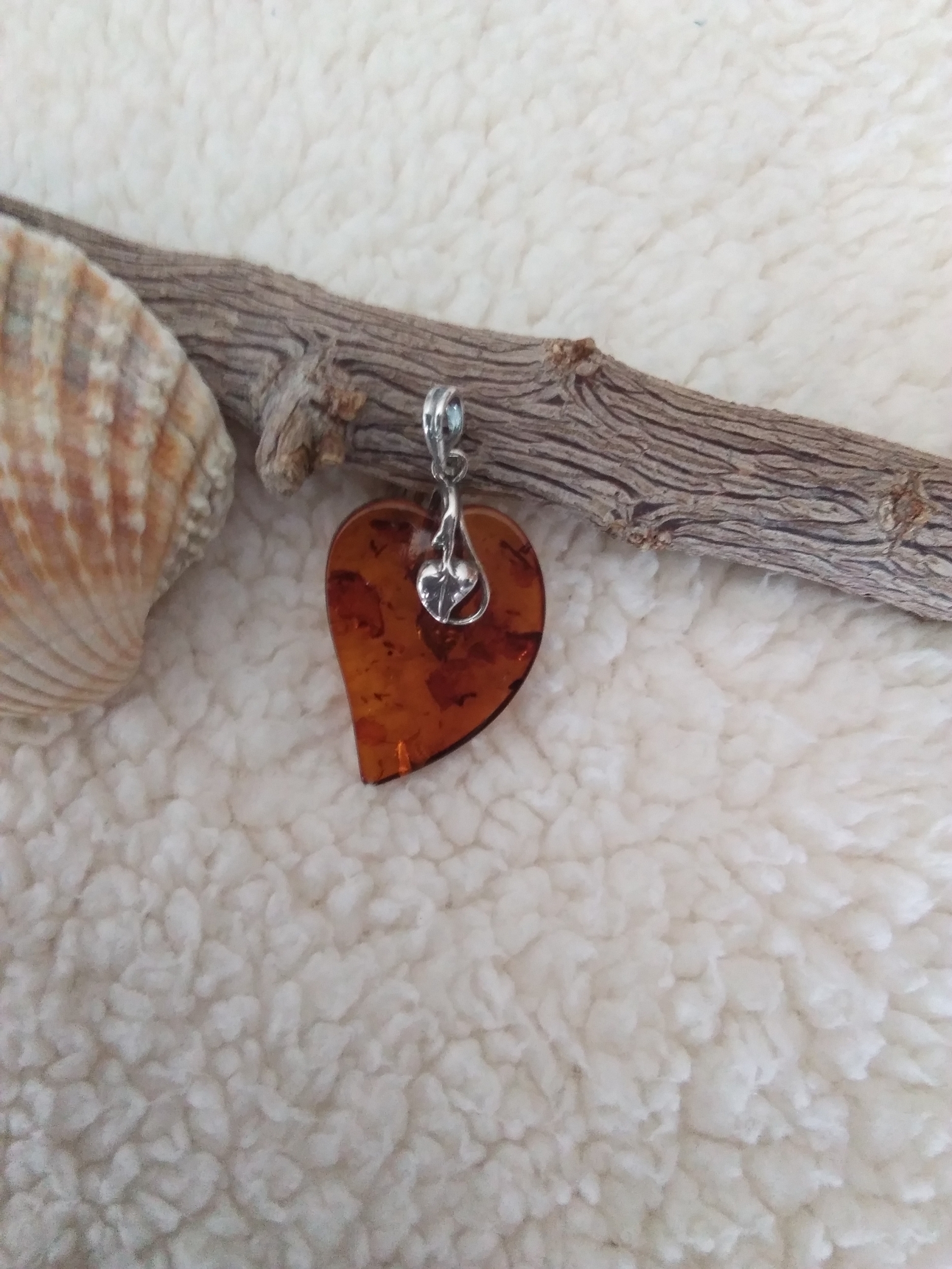 Pendentif réversible forme feuille en ambre cognac véritable décoration feuilles en argent 925°/°°.