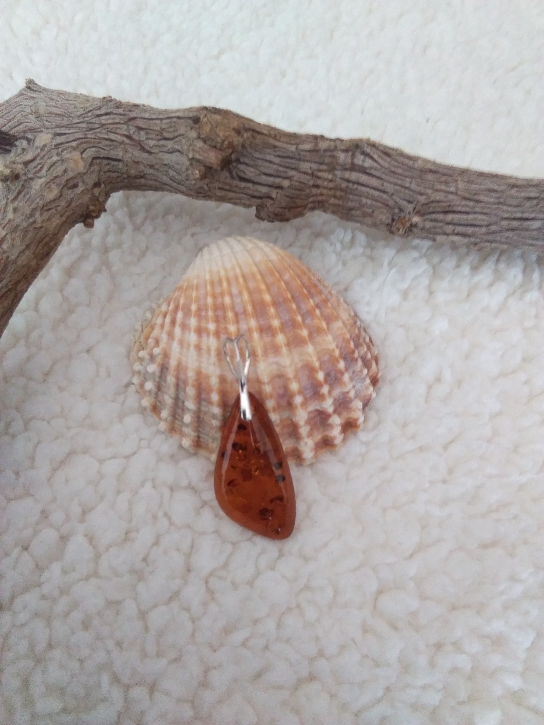 Pendentif en ambre cognac véritable et argent 925°/°°.