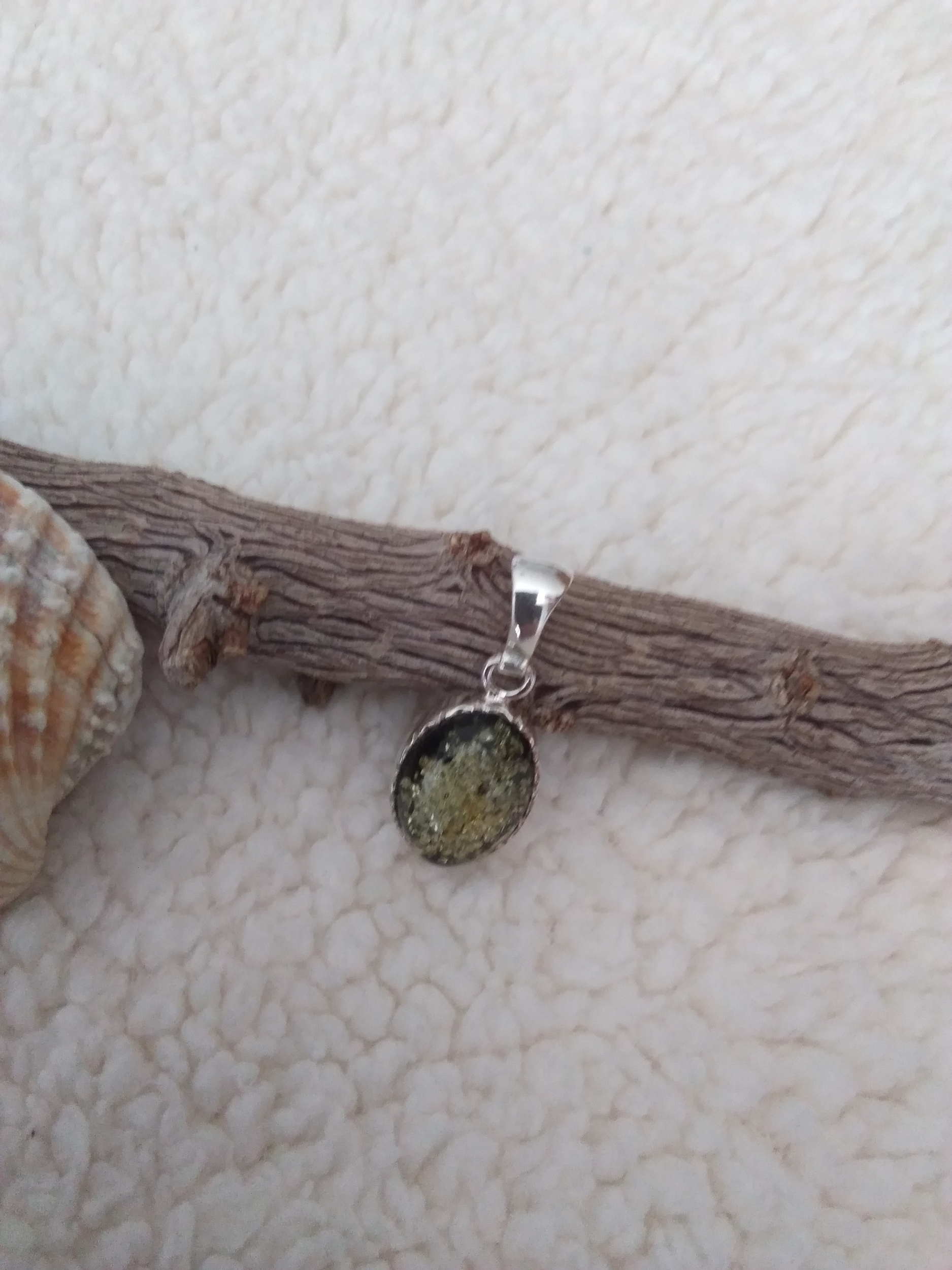 Pendentif ovale en rare ambre vert véritable et argent 925°/°°.