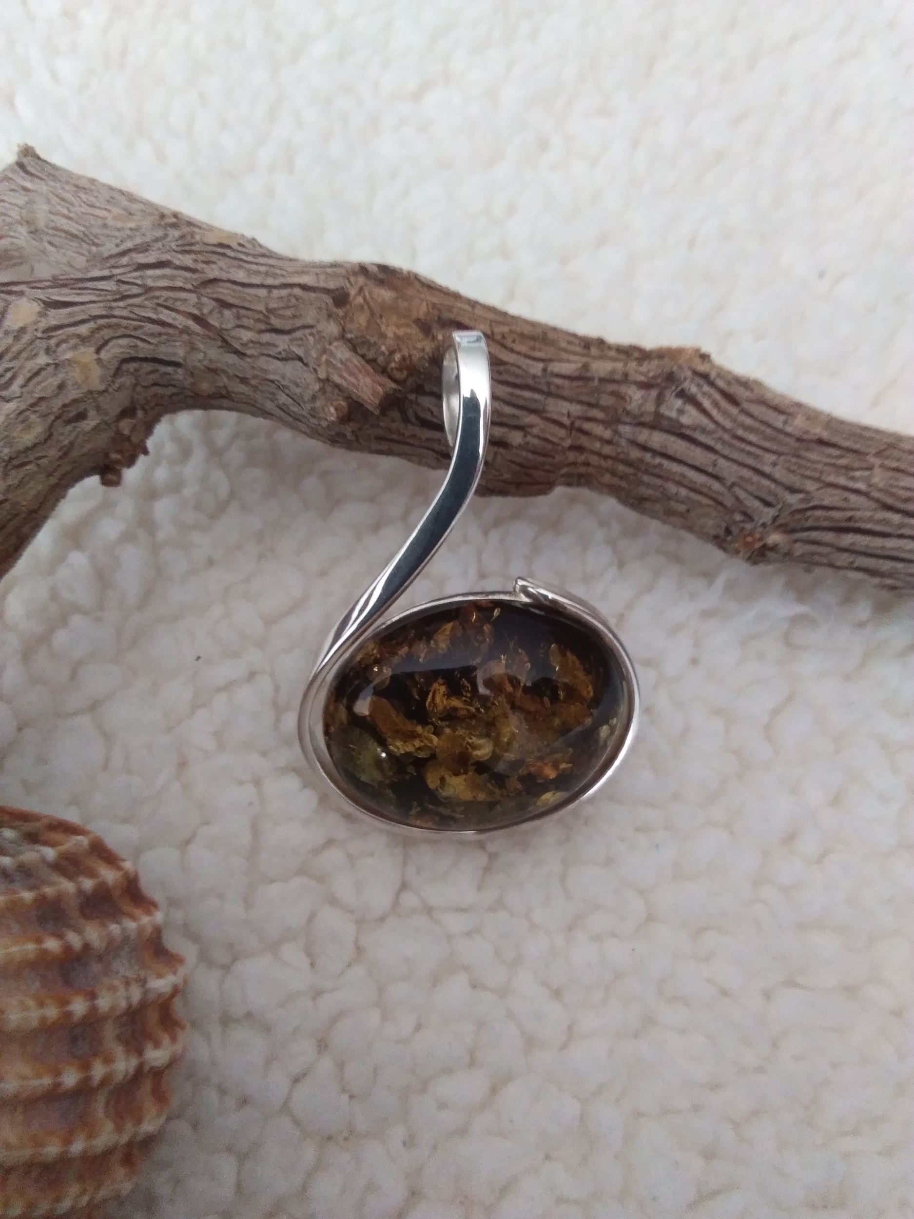 Splendide pendentif en forme de note de musique en ambre vert véritable et argent 925°/°°.