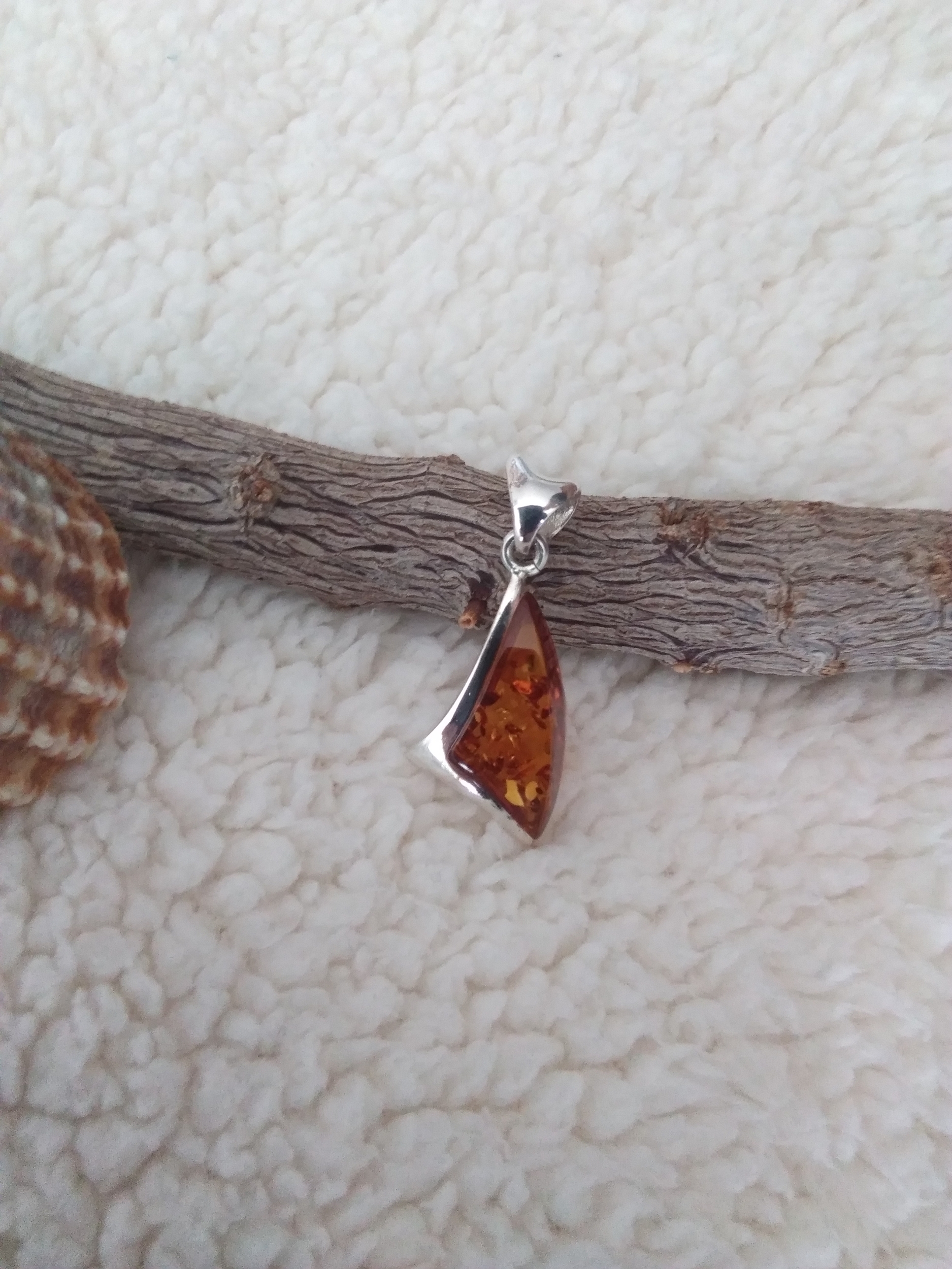 Pendentif losange droit sur 1 côté en ambre cognac véritable et argent 925°/°°.