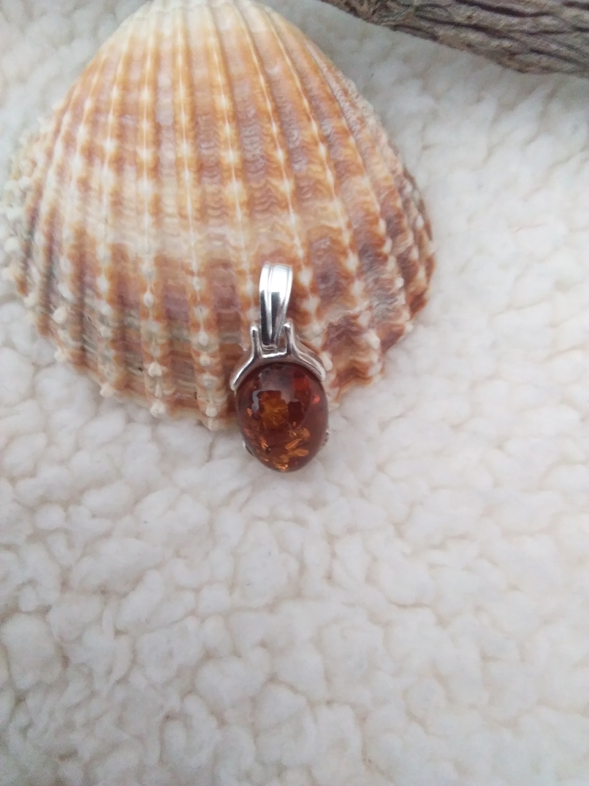 Pendentif ovale en ambre cognac véritable et argent 925°/°°.