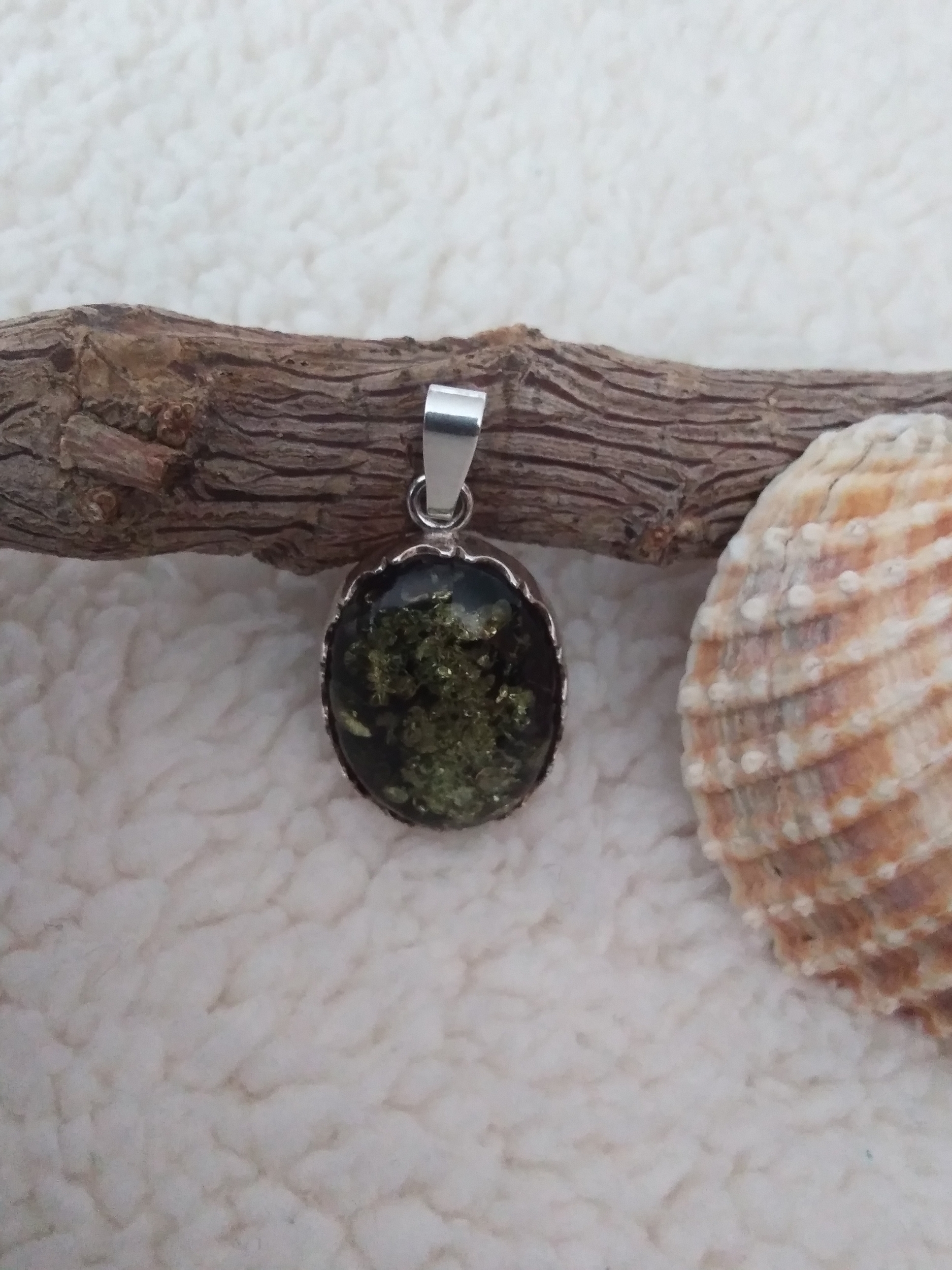 Pendentif ovale en ambre vert véritable et argent 925°/°°.