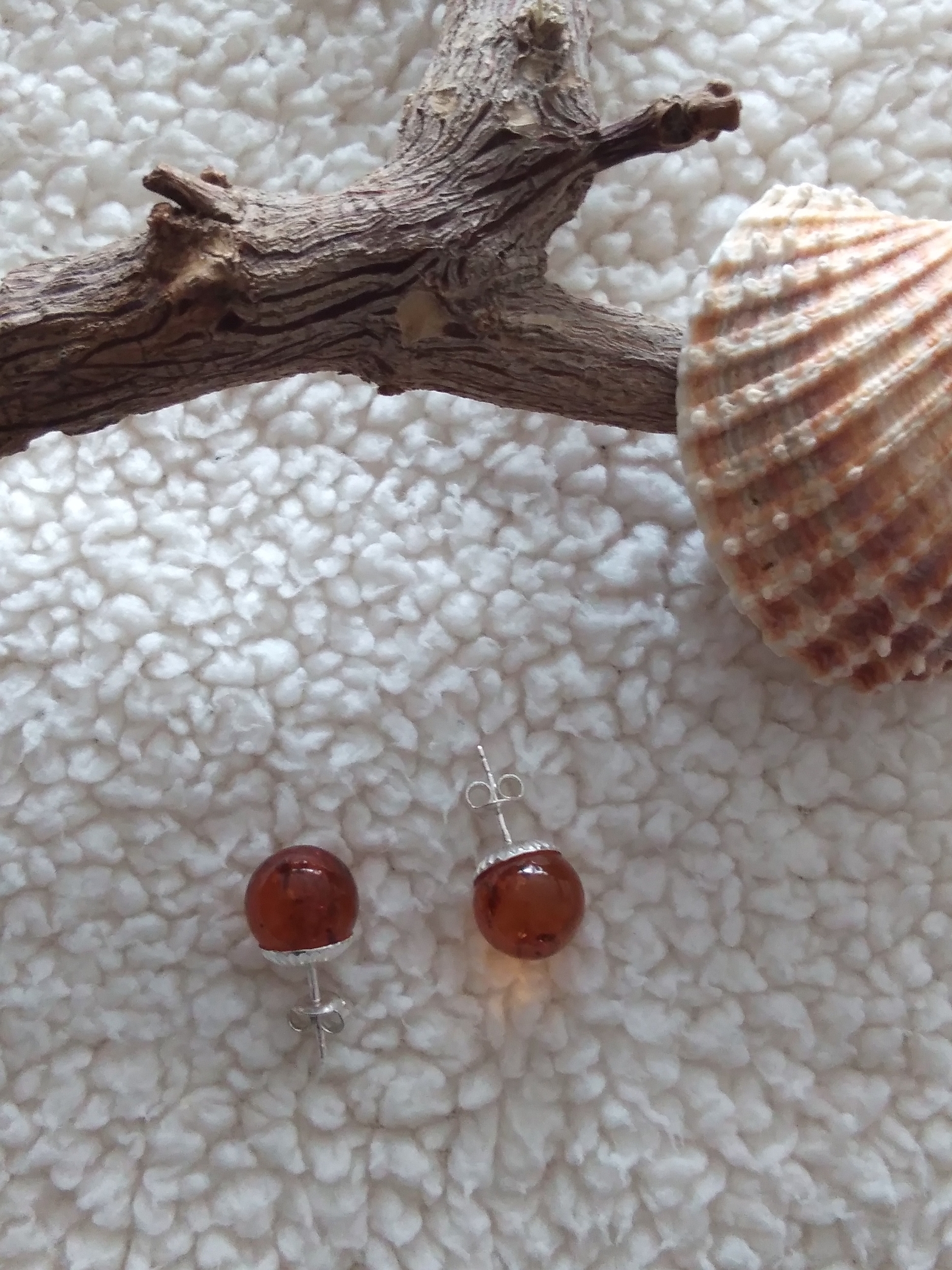Boucles d\'oreilles puce en ambre cognac véritable et argent 925°/°°.