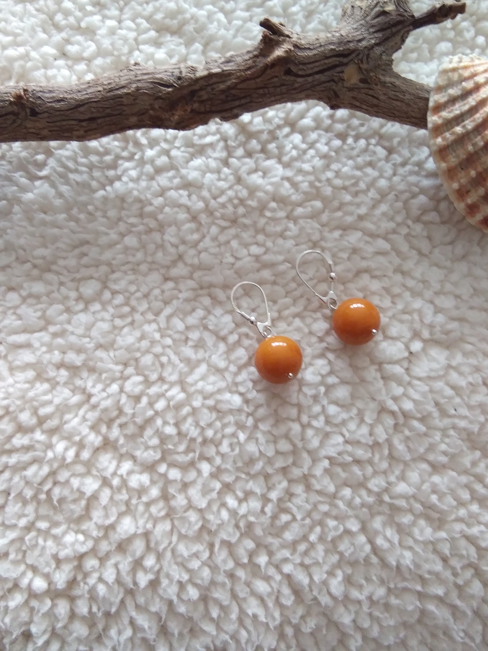 Boucles d\'oreilles pendantes boule en ambre orange véritable et argent 925°/°°.