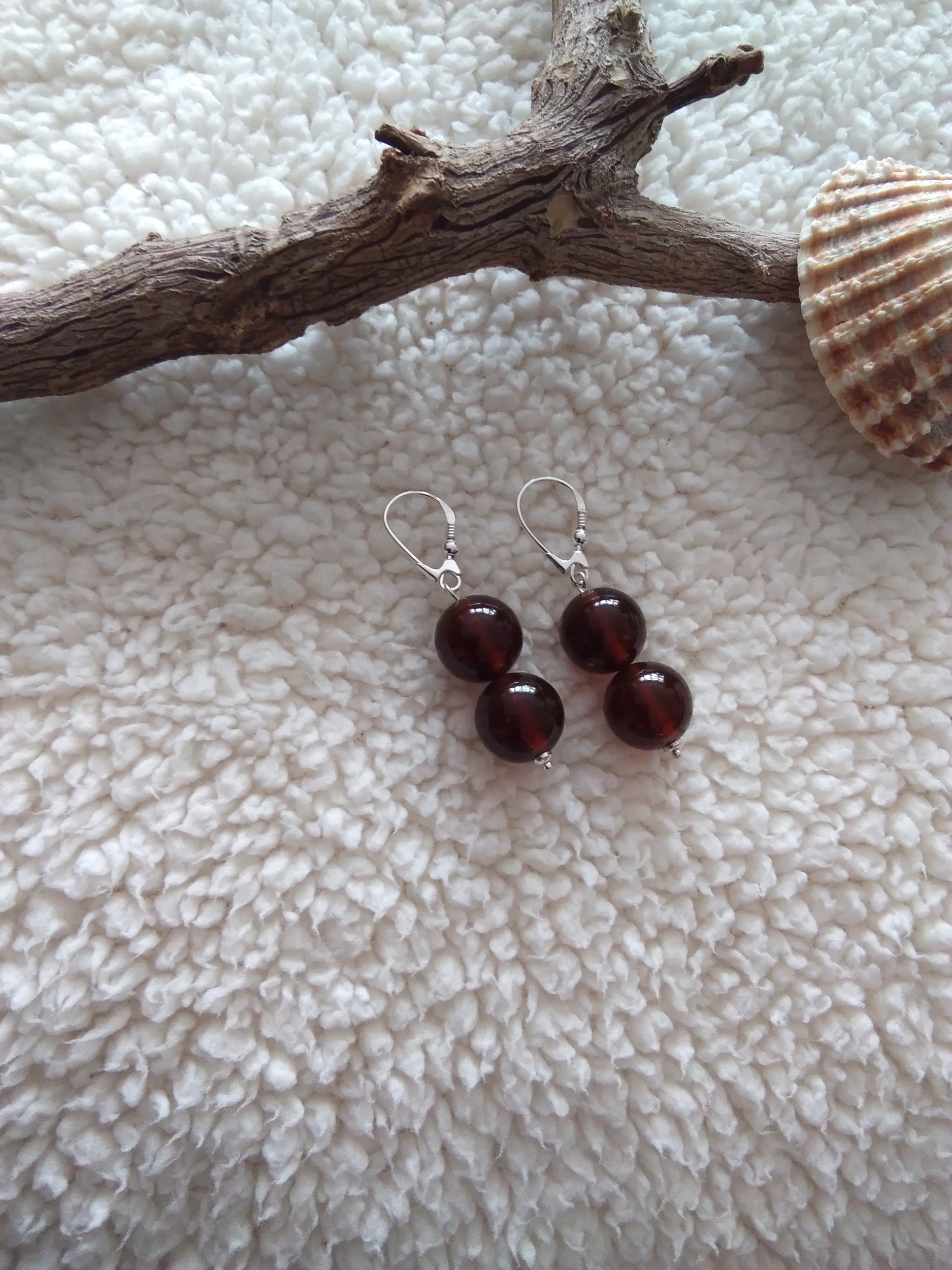 Boucles d\'oreilles pendantes en rare ambre cerise véritable et argent 925°/°°.