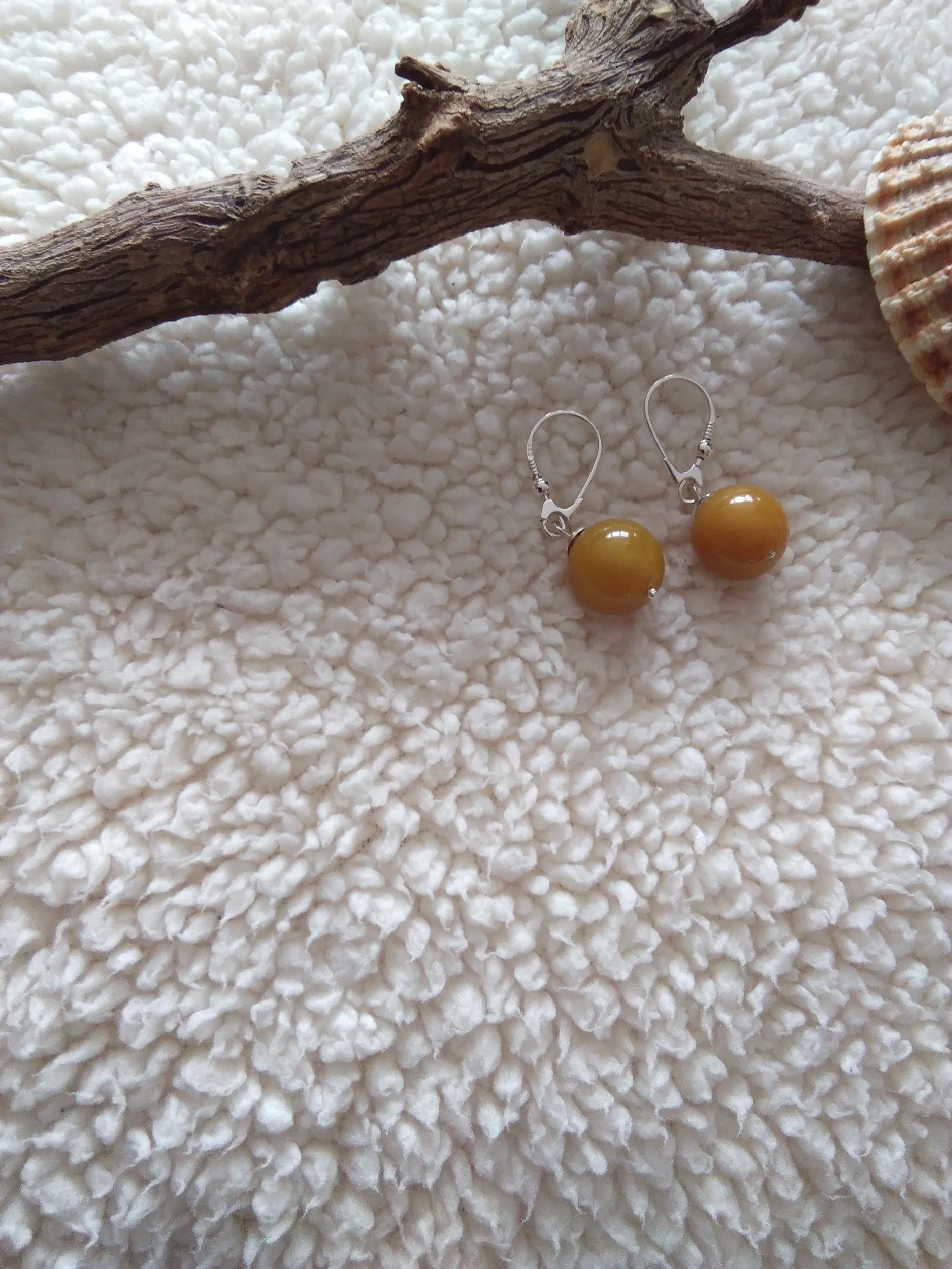 Boucles d\'oreilles pendantes boule en ambre jaune véritable et argent 925°/°°.