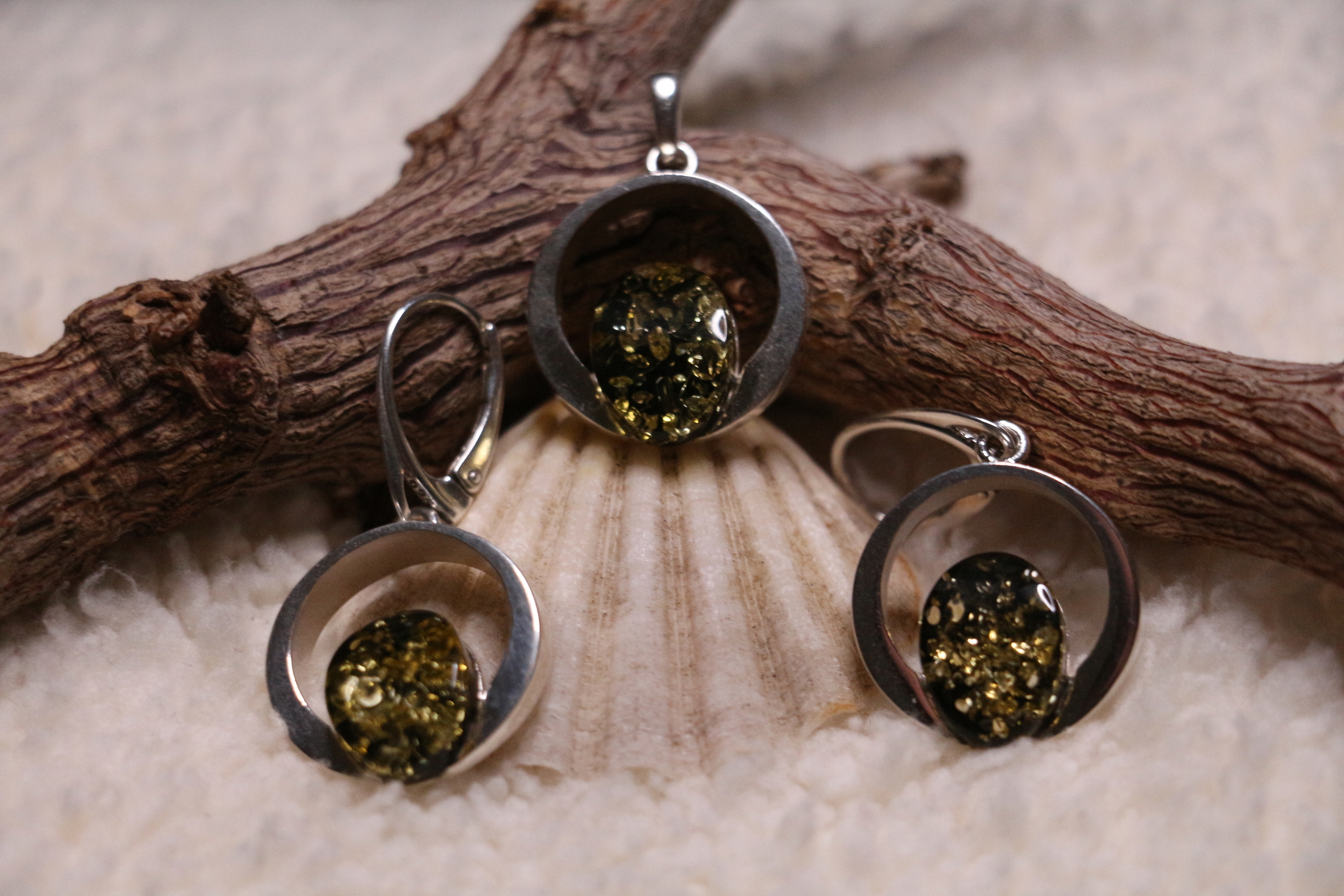 Stupéfiante parure ovale en ambre vert véritable dans un cercle d\'argent 925°/°°.