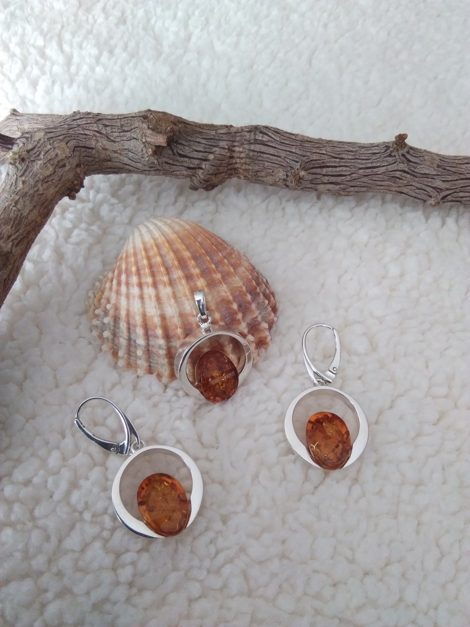 Superbe et originale parure ovale en ambre cognac véritable dans un cercle d\'argent 925°/°°.