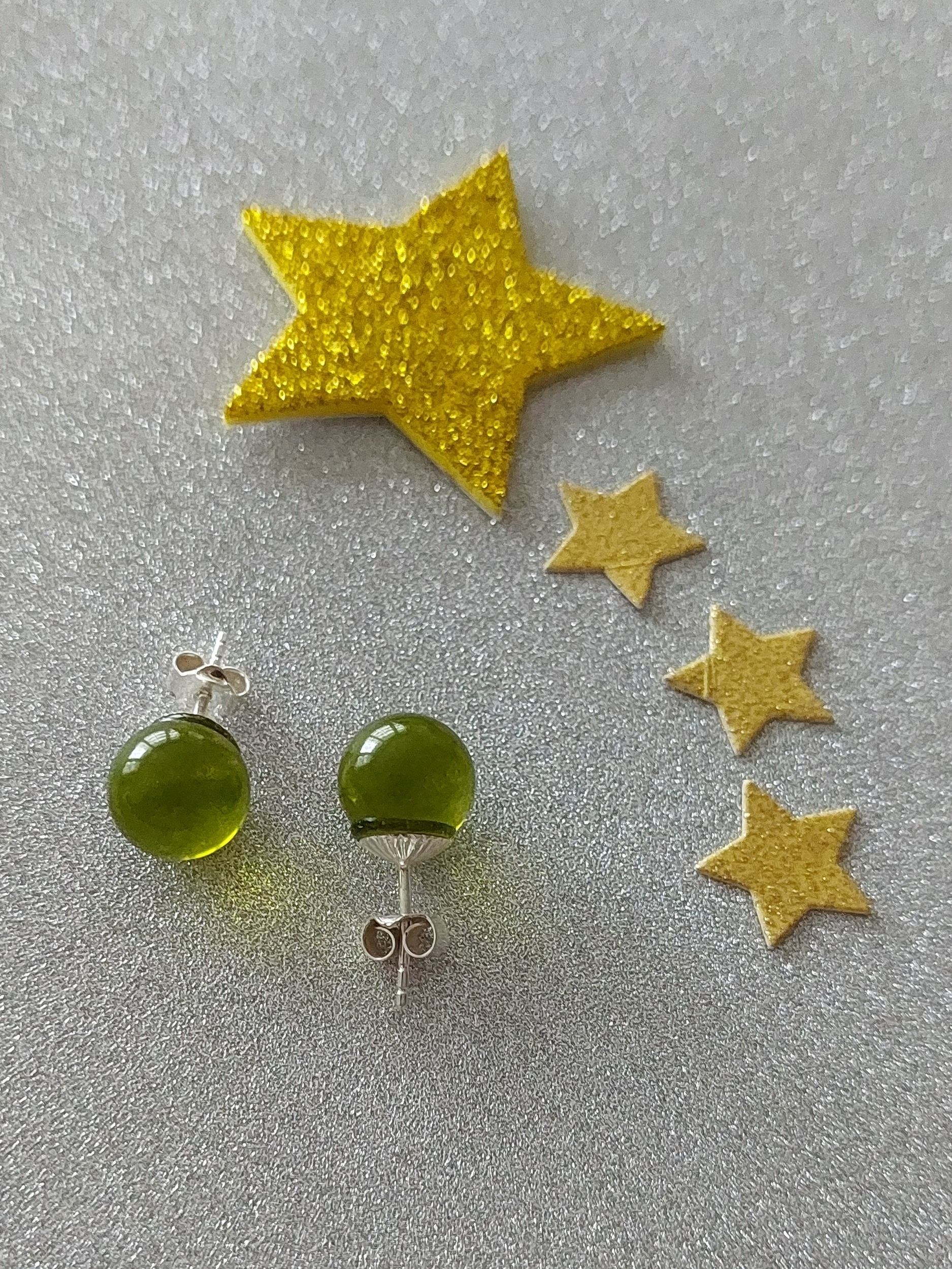 Boucles d\'oreilles puce boules en ambre vert véritable et argent 925°/°°.