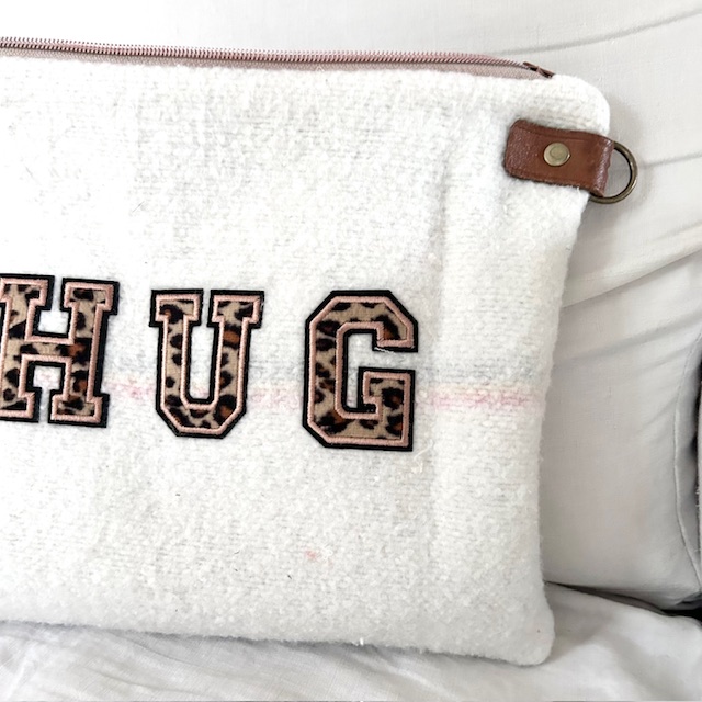 SAC BANDOULIERE HUG LEOPARD1