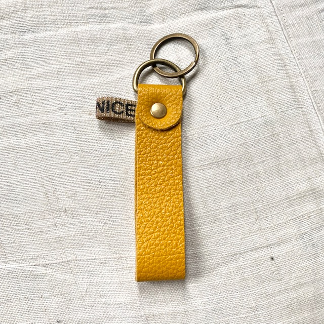 porte-clés LOU en cuir jaune moutarde