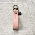 porte-clés LOU en cuir rose