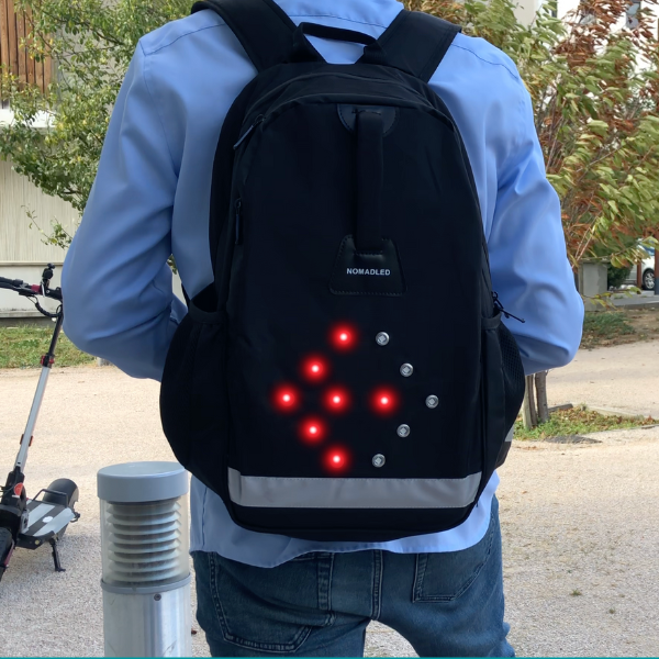 sac-a-dos-nomadled-backlight-v2-fleche-clignotant